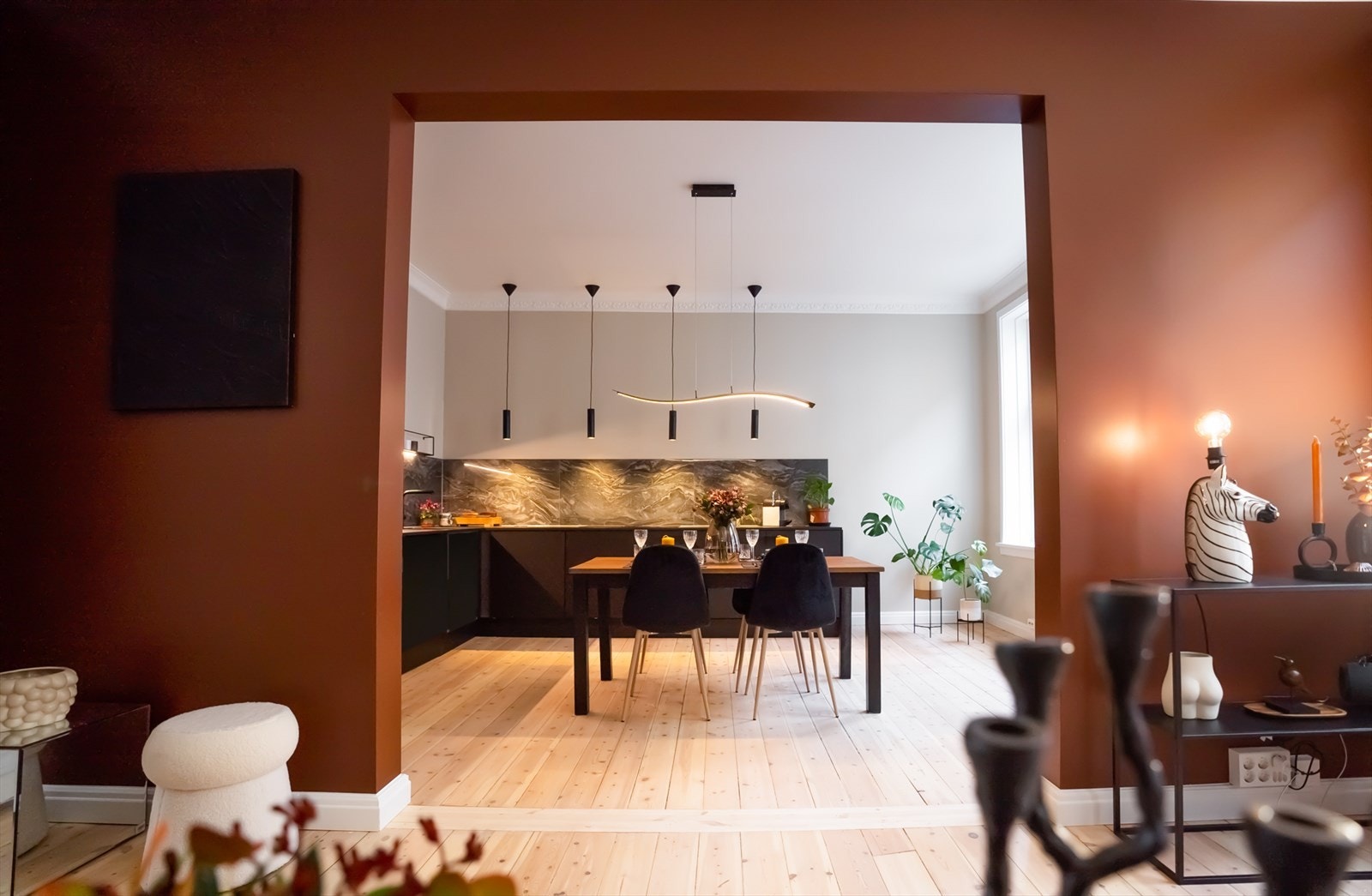 Fra stuen har man videre adkomst til leilighetens kjøkken med stor spiseplass. Galleribilde