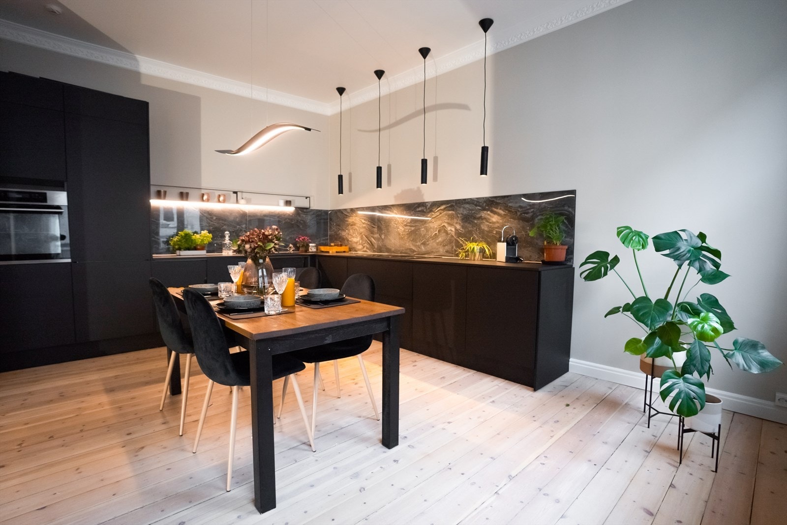 Spisestue med åpen kjøkkenløsning er perfekt for sosiale sammenkomster! Galleribilde