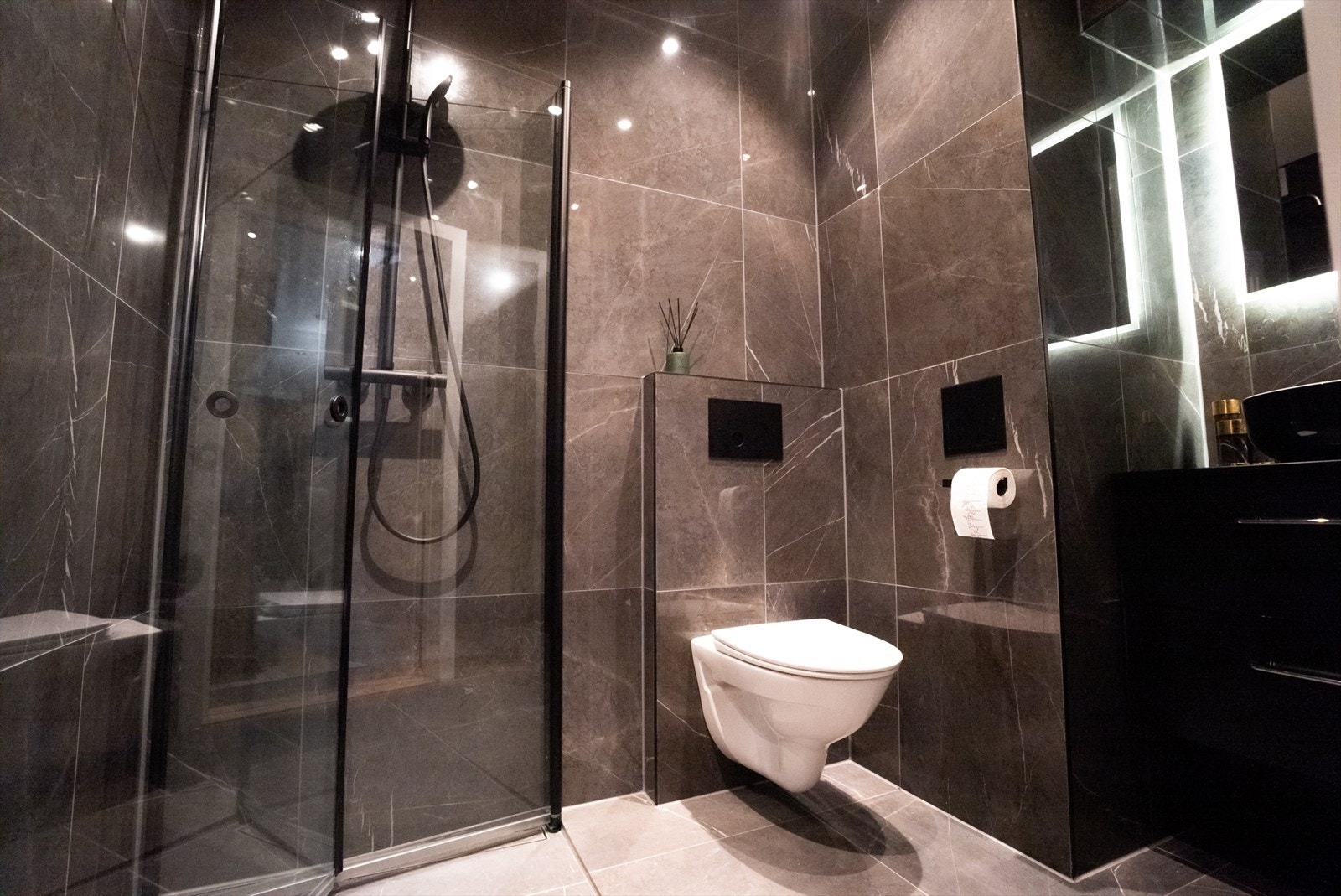 Svært lekkert baderom med eksklusive flisvalg og detaljer. Galleribilde