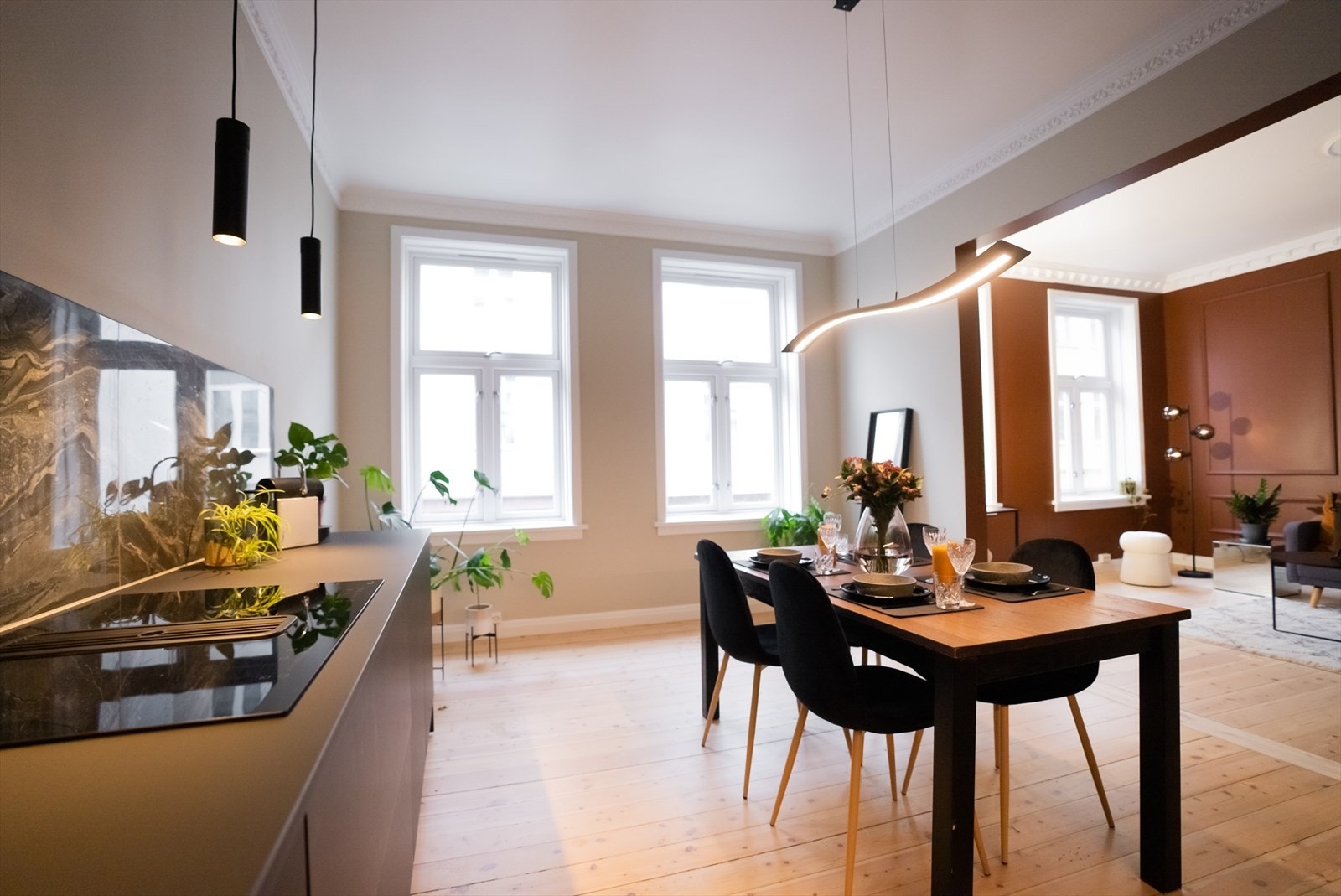 Store vindusflater gir rikelig med lysinnslipp og gjør at leiligheten oppleves lys og luftig! Galleribilde