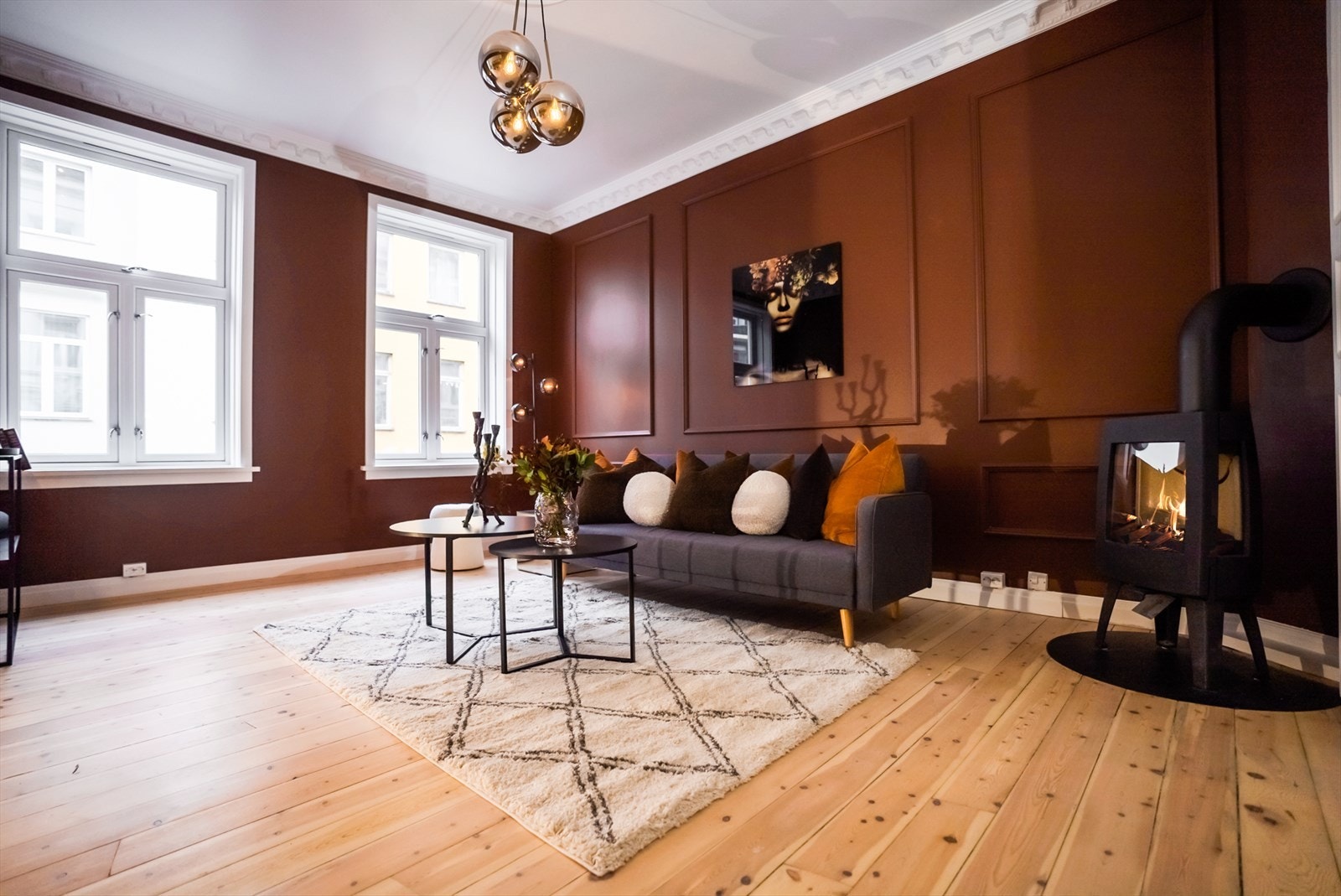 I stuen er det god plass til stor sofagruppe og tilhørende møblement. Flere, store veggflater gjør leiligheten til en drøm å innrede. Galleribilde