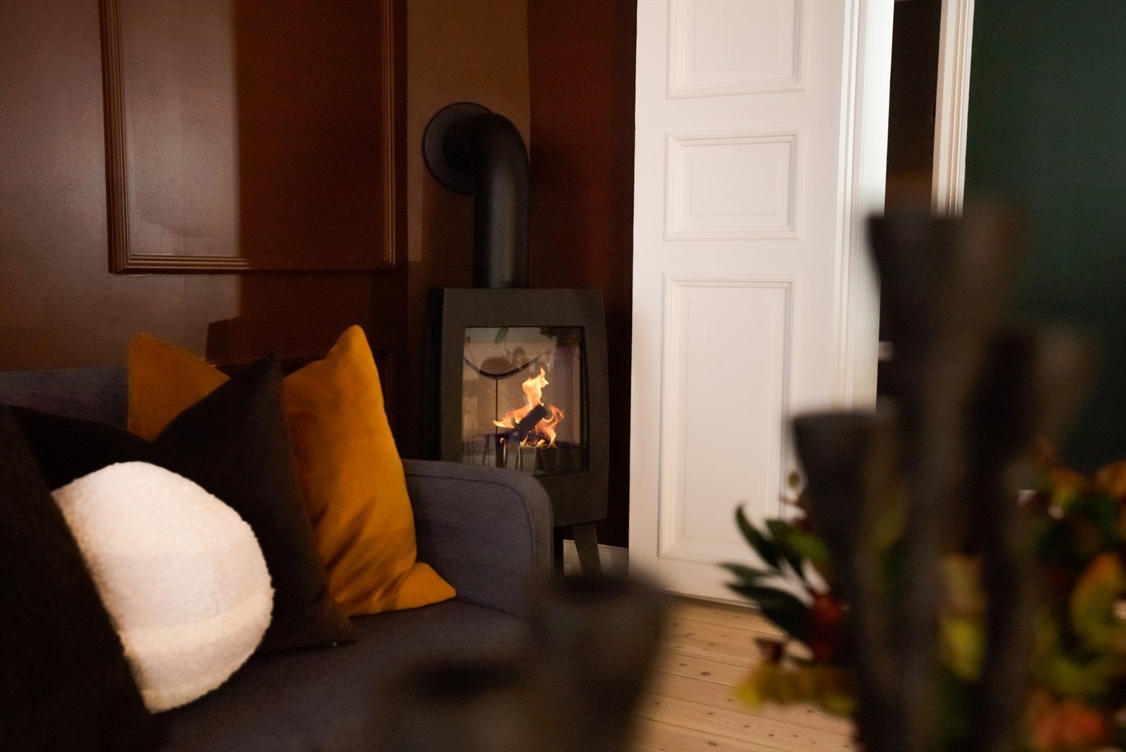 Merk deg peisen fra 2022 som skaper en lun atmosfære og varmer godt på kalde dager. Galleribilde