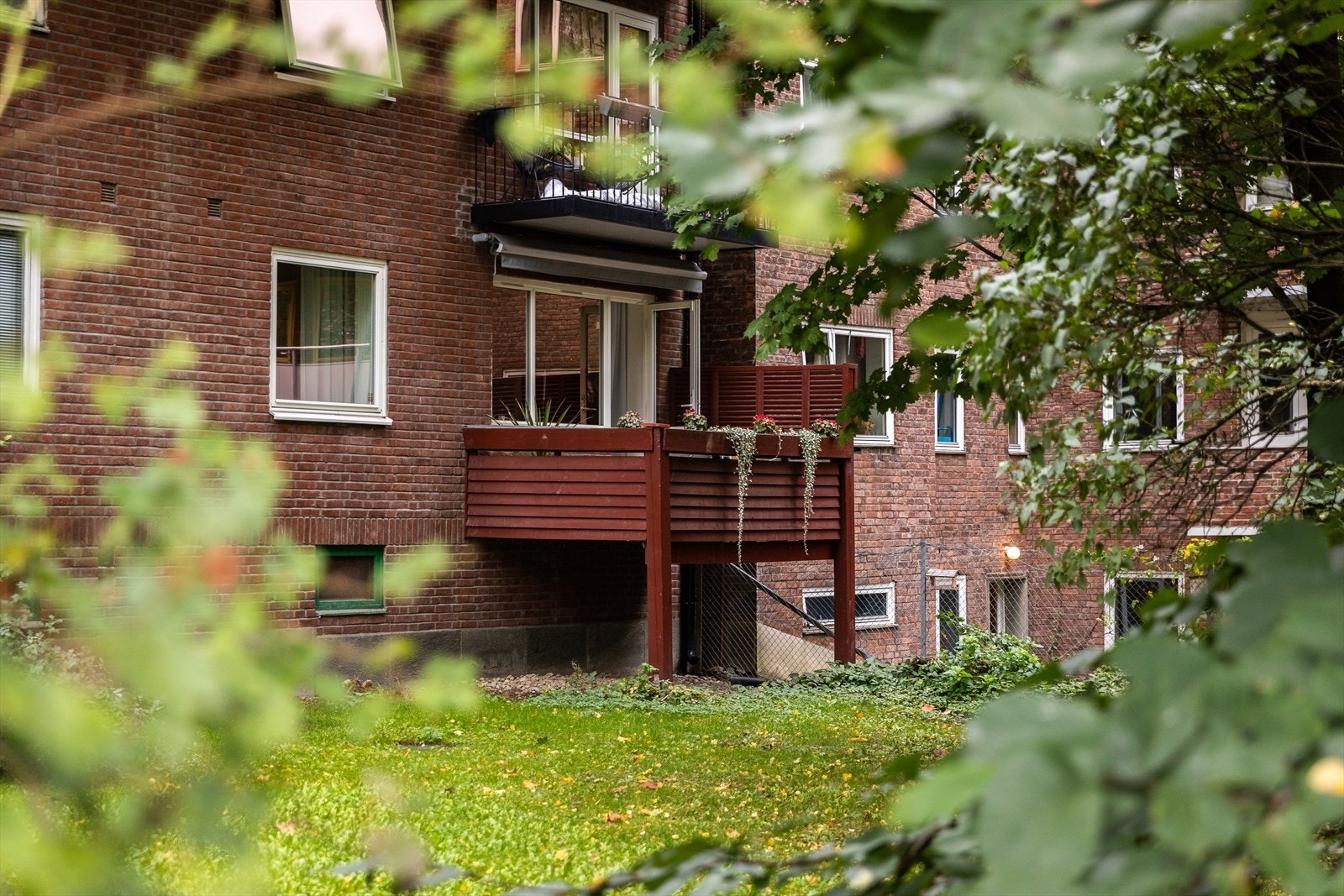 Nydelig uteområde med flotte grøntområder og beplantning Galleribilde