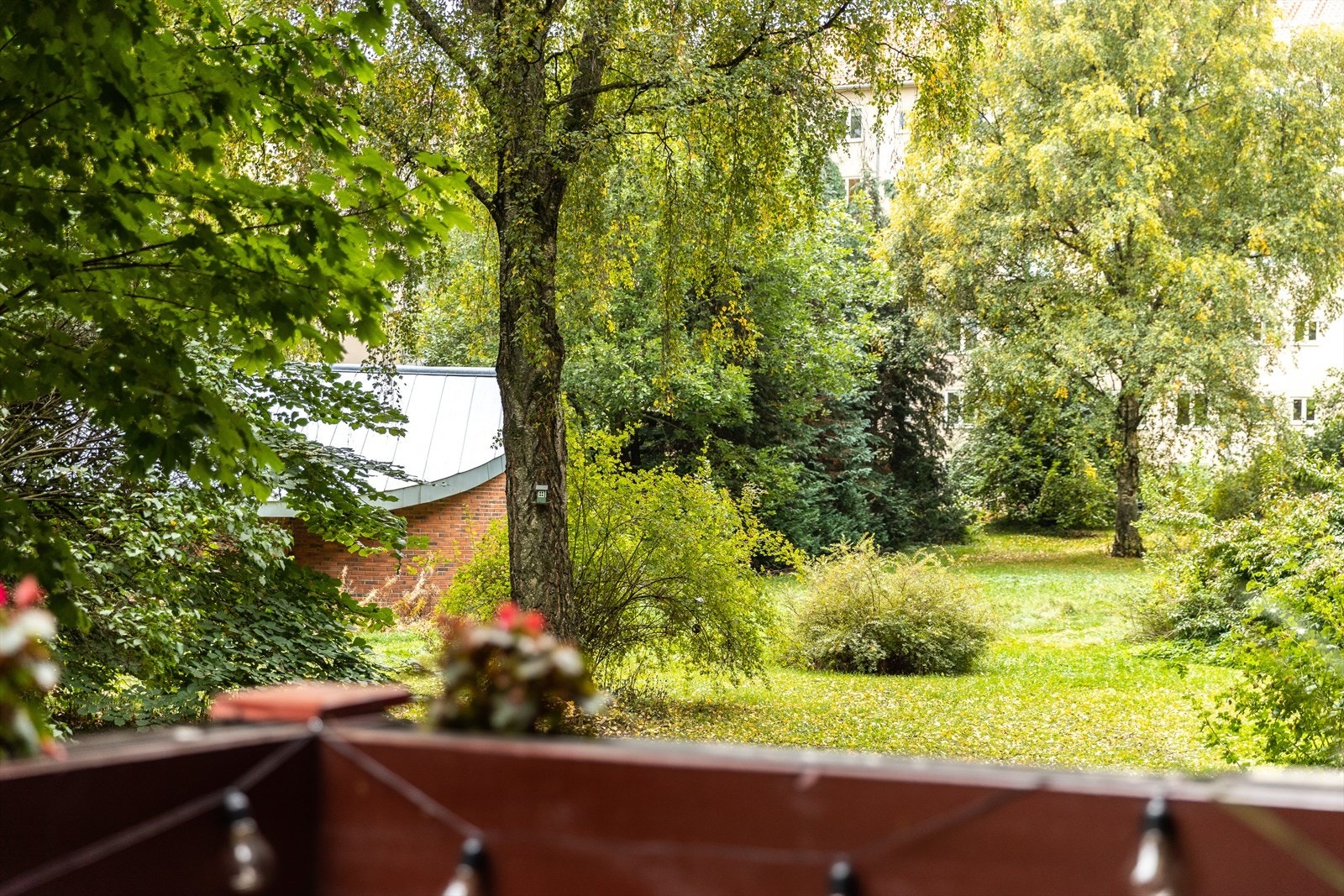 Rundt boligen er det nydelige grønne fellesområder. Galleribilde