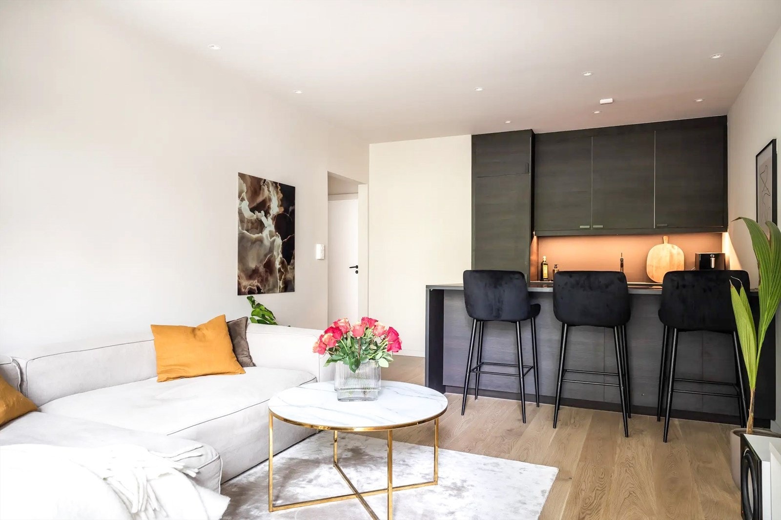 Stuen og kjøkkenet har en åpen og sosial løsning som bidrar til en luftig romfølelse Galleribilde