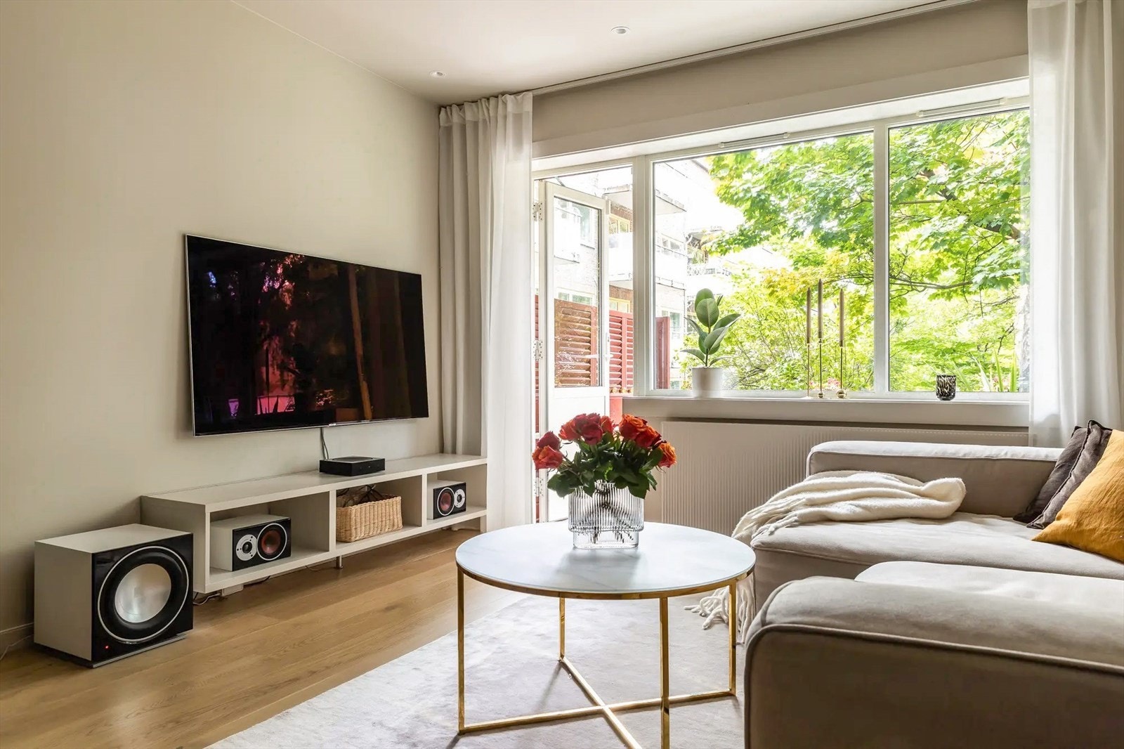 Flott stue med god plass til sofagruppe, tv-bord og annet møblement Galleribilde