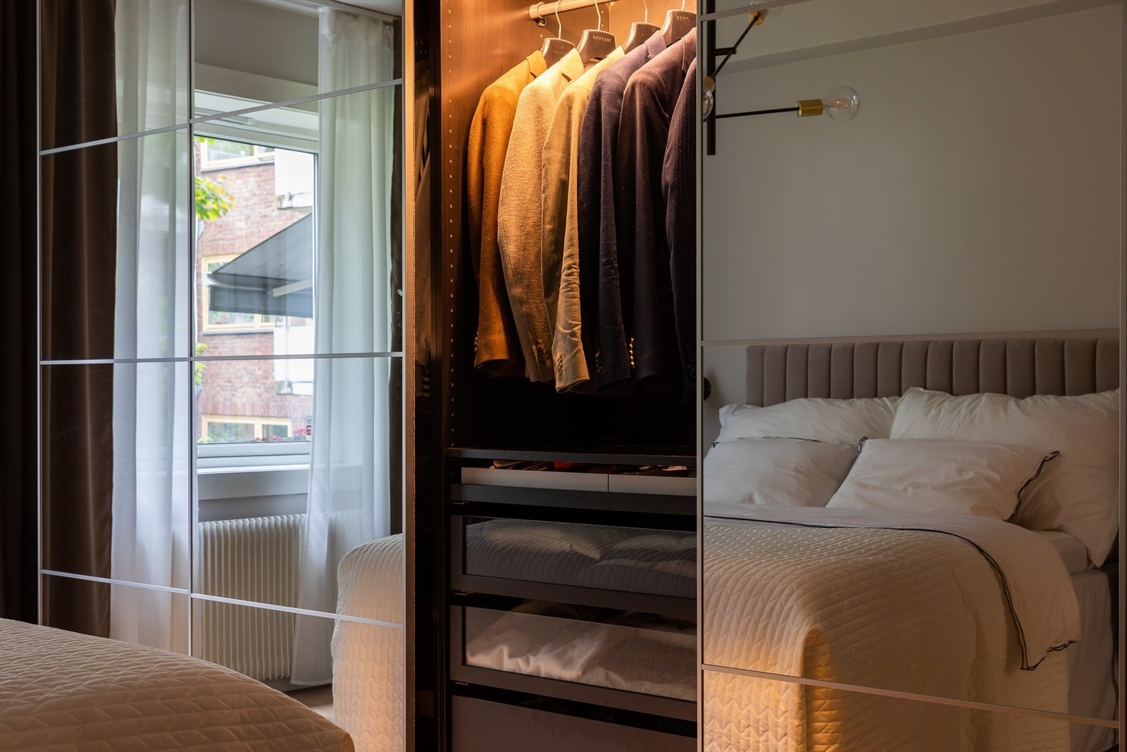 Det er svært gode oppbevaringsmuligheter i skyvedørsgarderoben Galleribilde