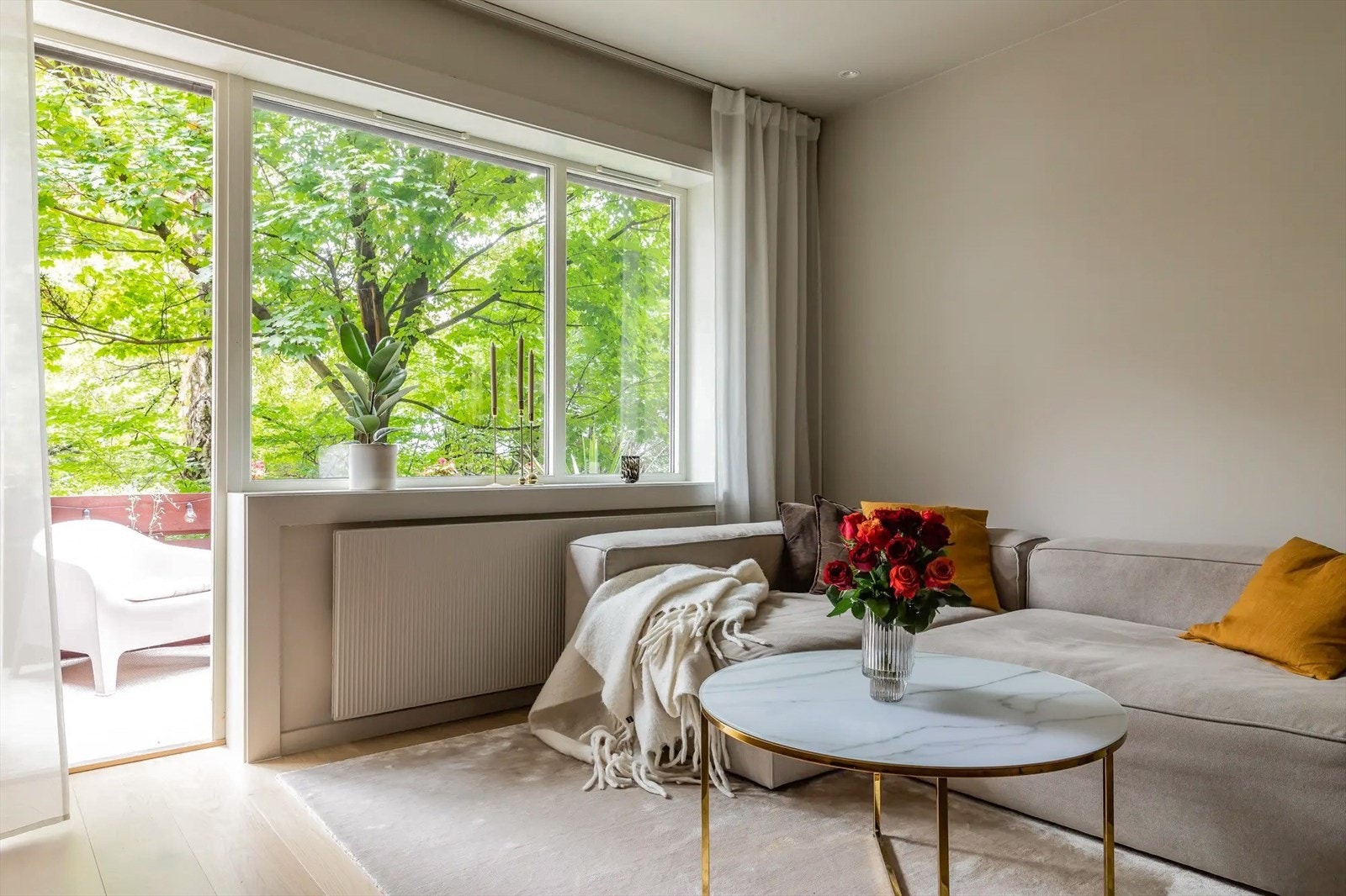 Boligen er gjennomgående med store vindusflater som slipper inn rikelig med naturlig lys Galleribilde