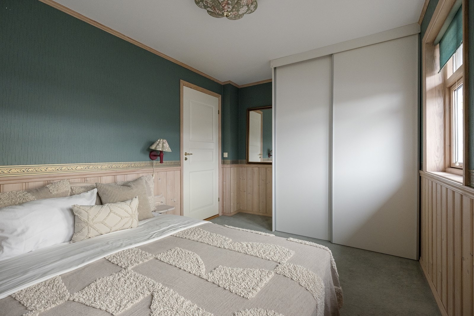 Soverom i 1. etg. med skyvedørsgarderobe Galleribilde