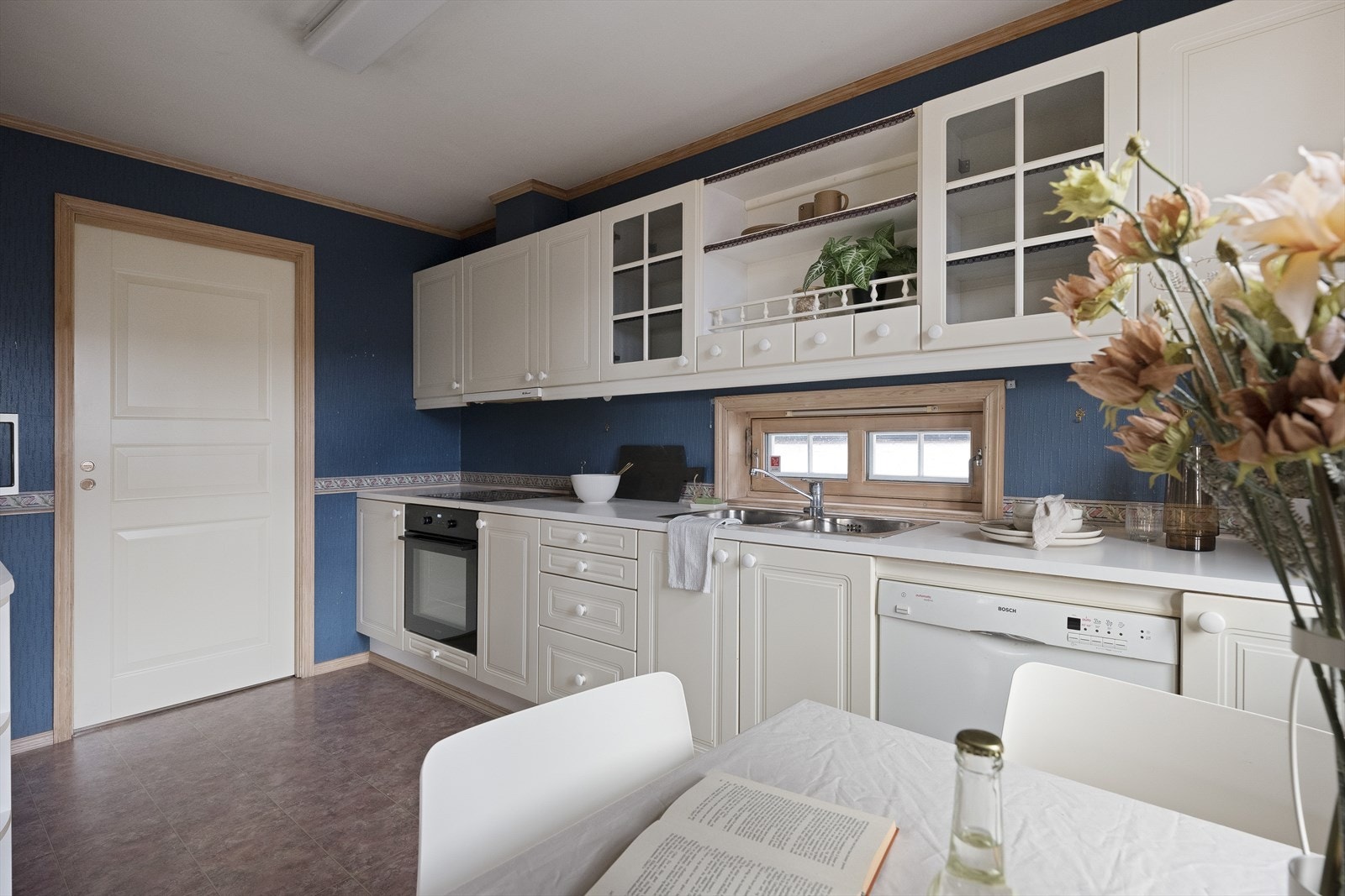 Fra kjøkken er det inngang til praktisk vaskerom Galleribilde