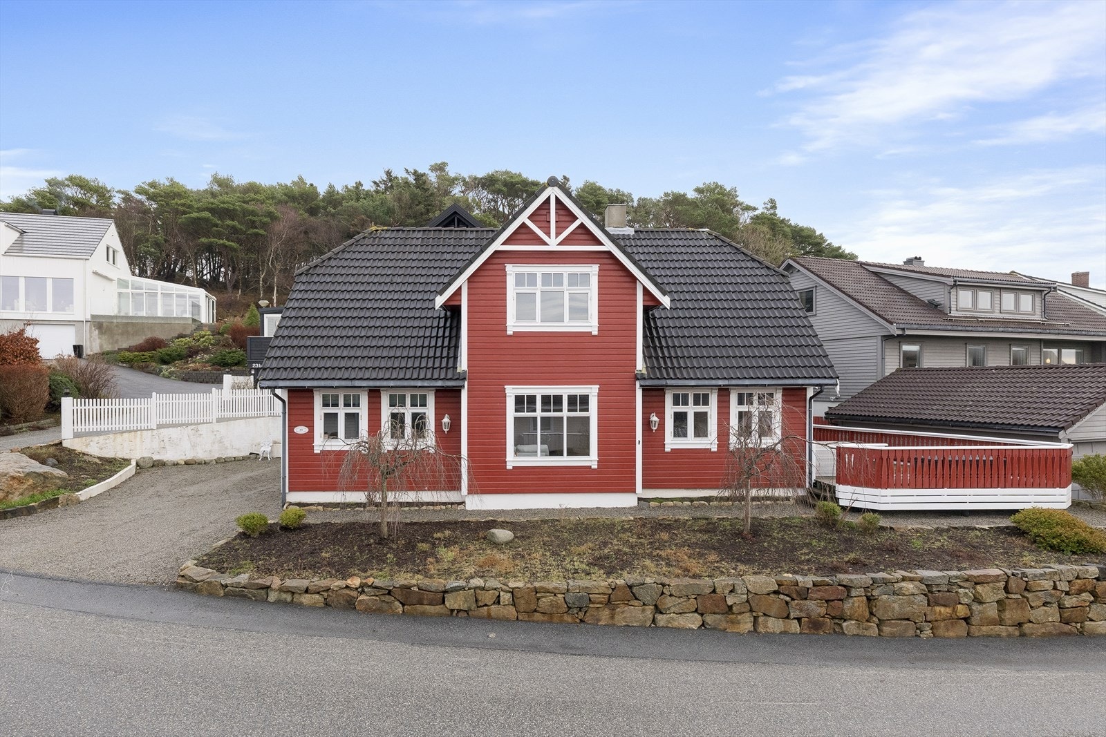 Barnevennlig og fint like ved friareal. Kort vei til skole og butikker. Galleribilde