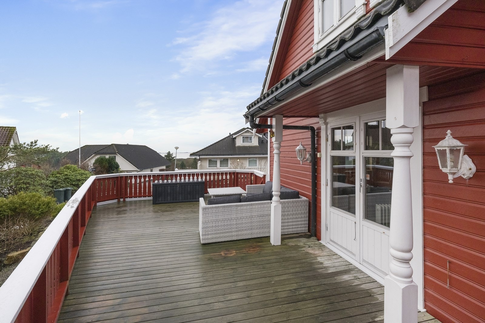 Romslig terrasse med gode solforhold Galleribilde