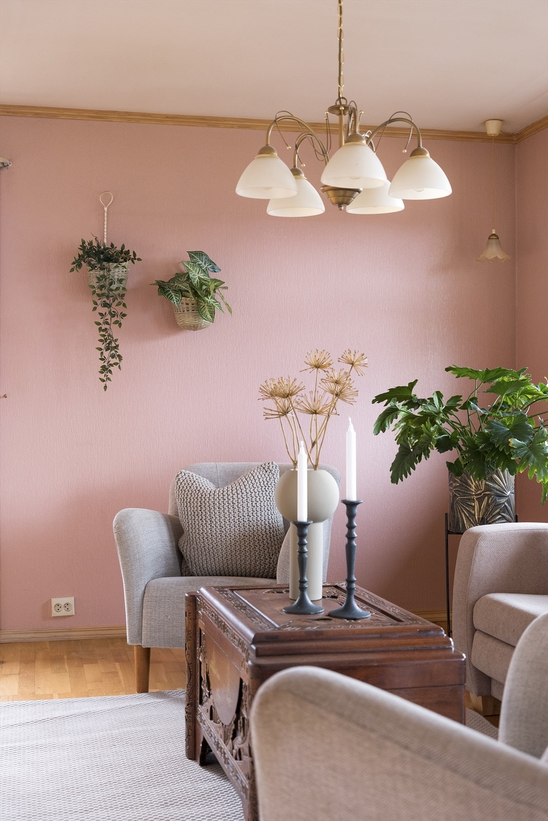 Romslig stue med plass til både salong og spisebord Galleribilde