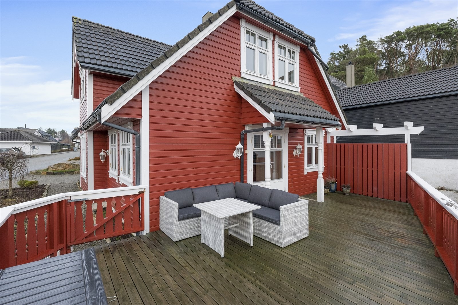 Eiendommen har fine, opparbeidede uteplasser og romslig terrasse Galleribilde