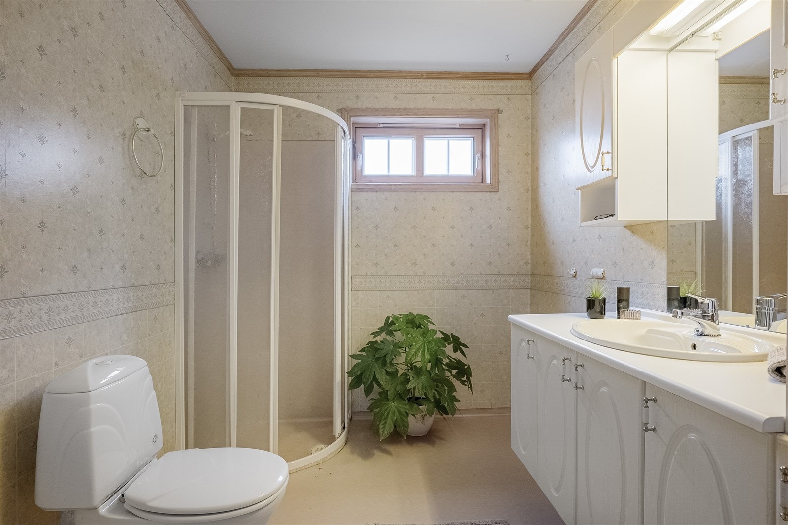 Bad i 1. etg. Dette badet fremstår i enkel standard og oppussing bør påregnes. Galleribilde