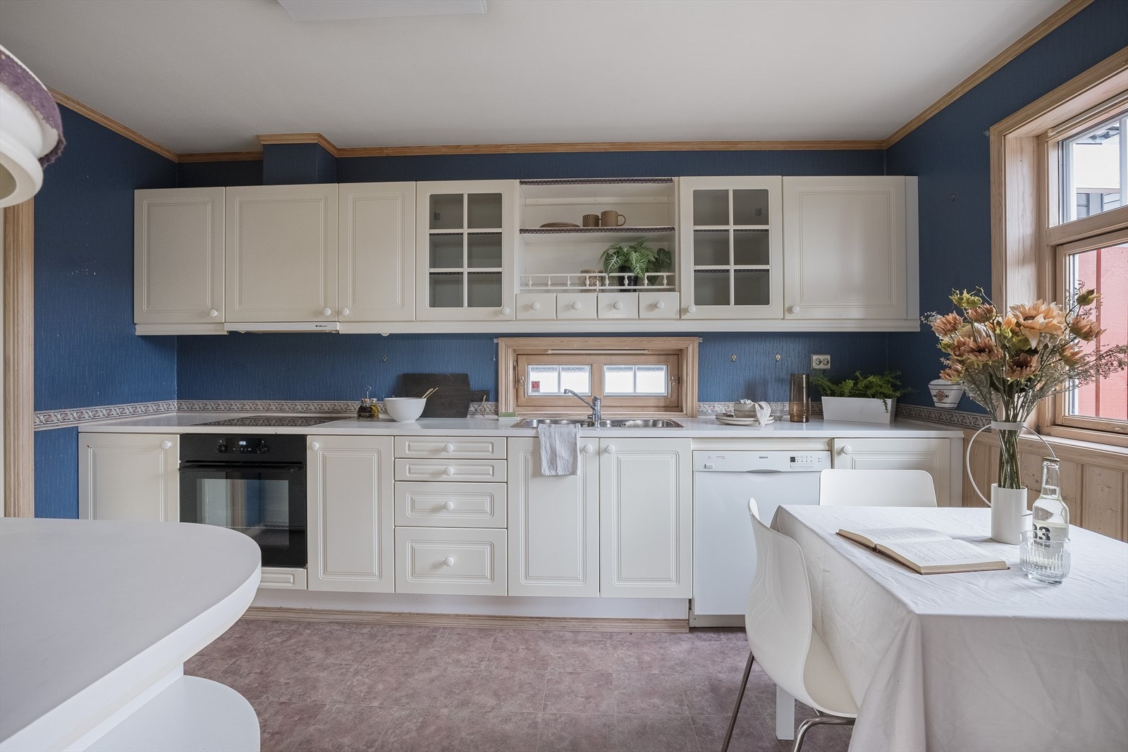 Kjøkken med plass til spisebord Galleribilde