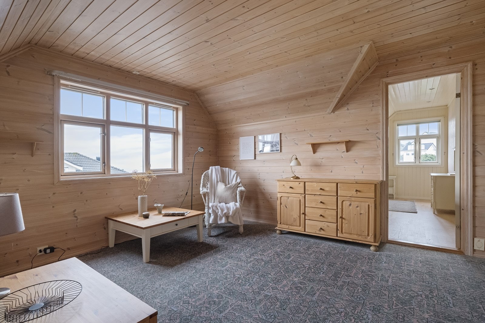 i 2. etg. er det loftstue, 2 soverom, bad og gode lagringskott Galleribilde