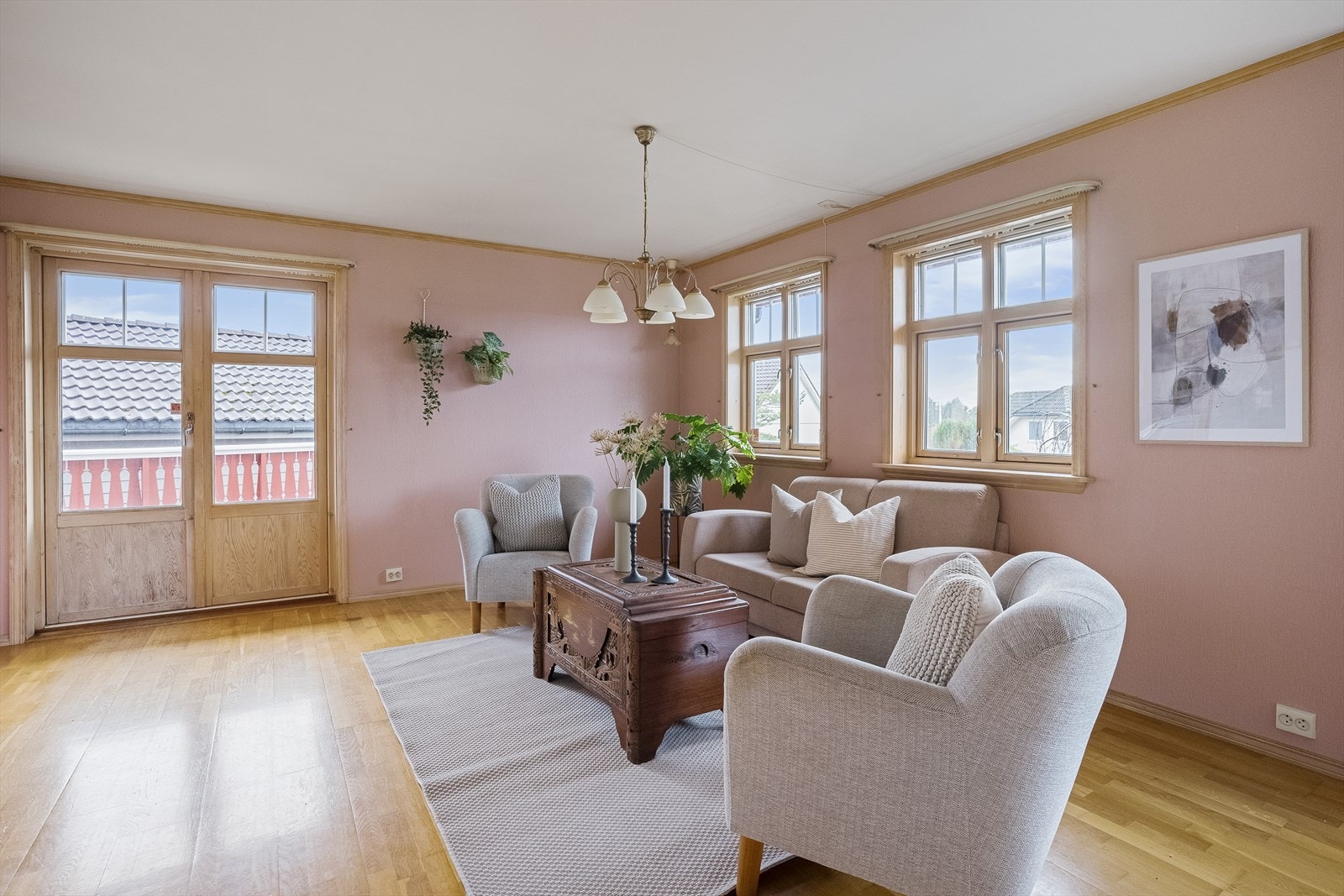 Fra stuen er det utgang til romslig terrasse Galleribilde