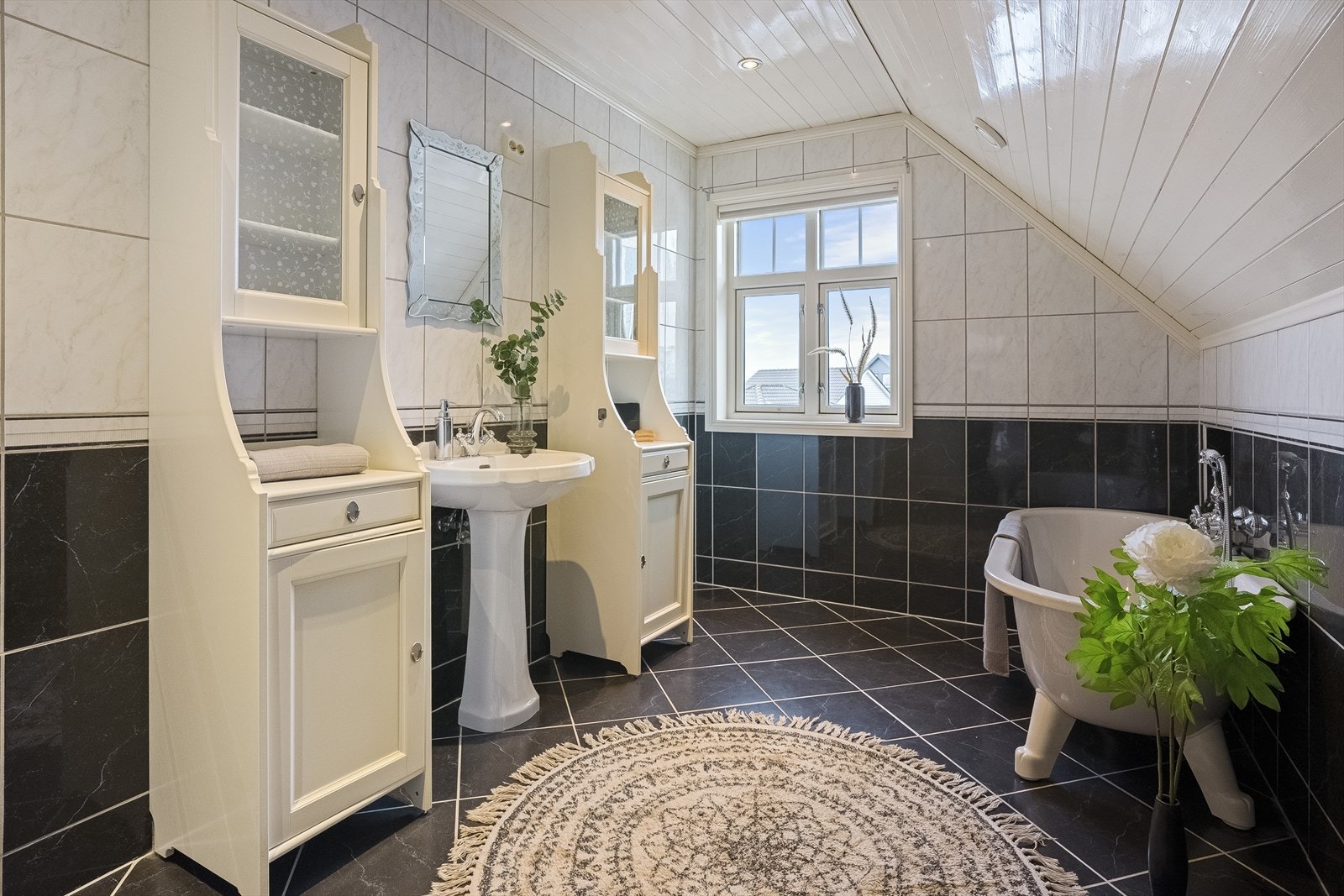 Badet i 2. etg. har badekar, servant og toalett Galleribilde