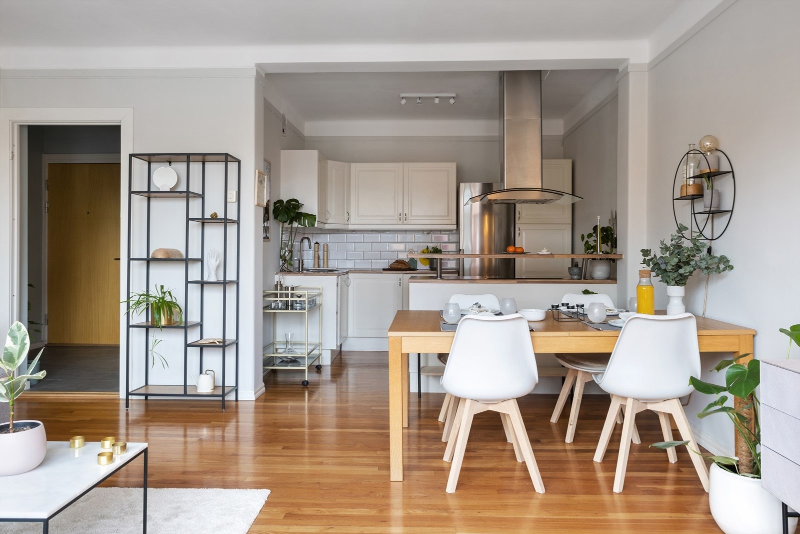 Kjøkkenet ligger i en åpen løsning mot stuen som gjør det både gøy og sosialt å kokkelere til det inviterte selskapet. Galleribilde