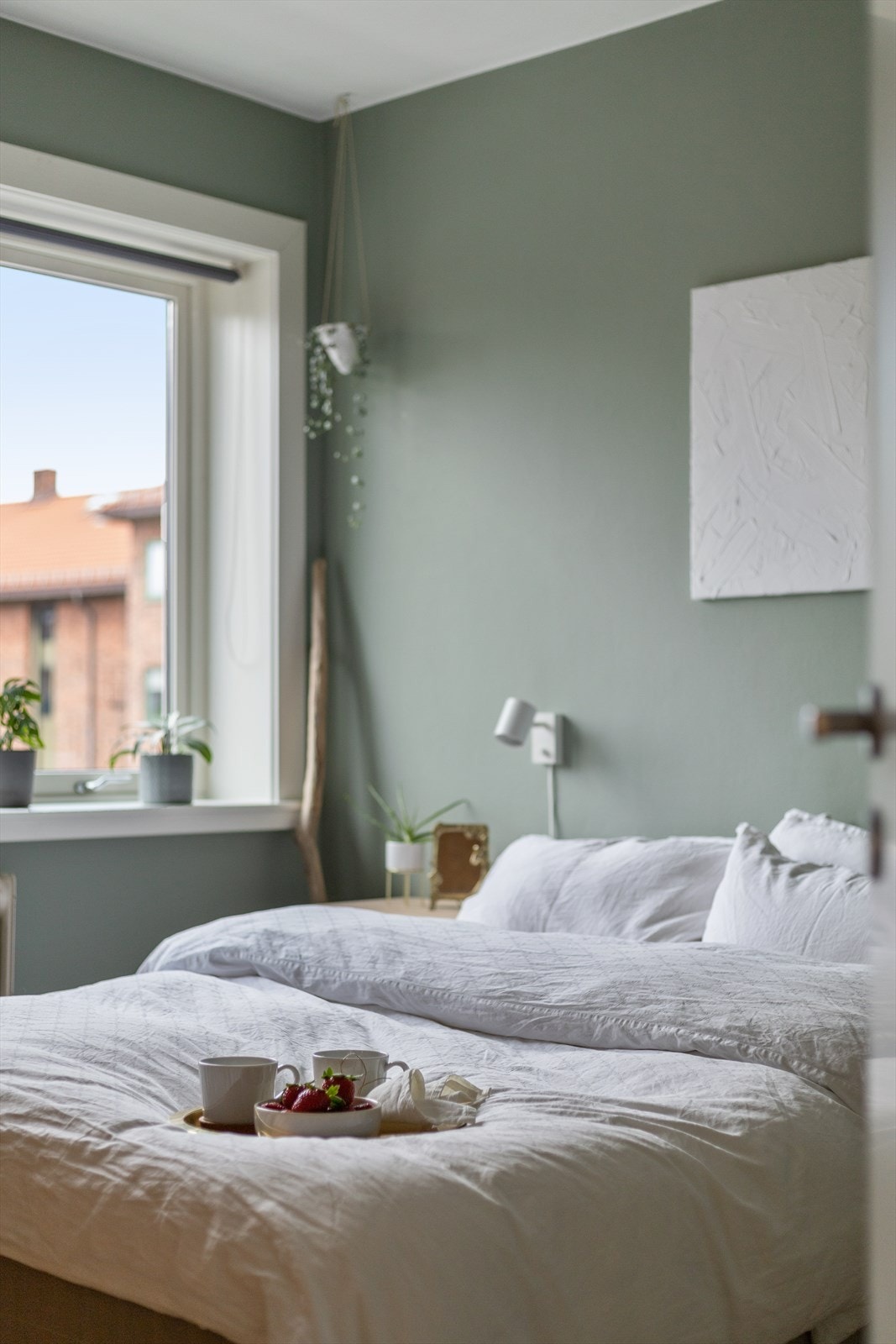 Soverommet er malt i en delikat og behagelig farge. Galleribilde