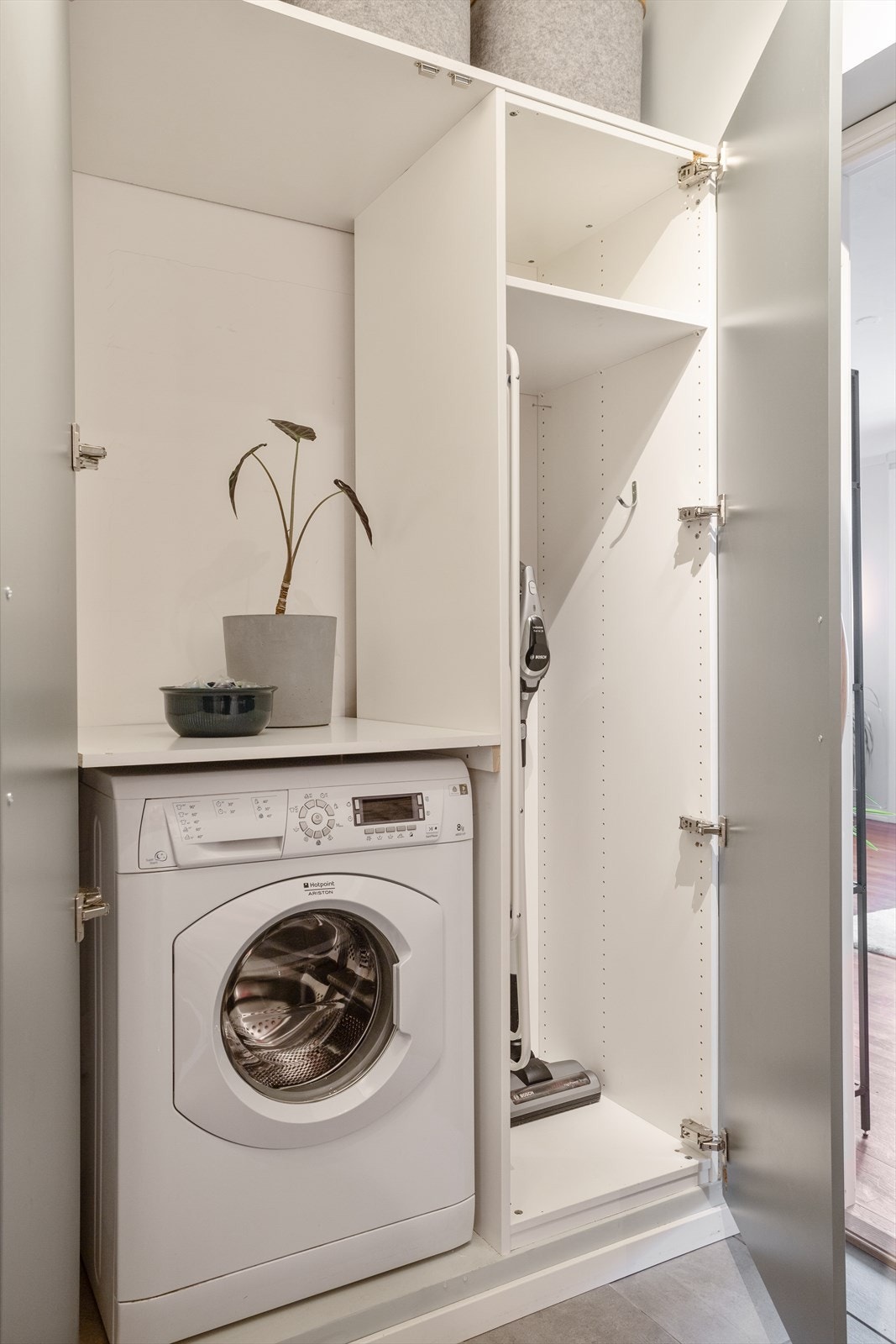 I gangen har det blitt etablert et skap med opplegg til vaskemaskin i opprinnelig byggemeldt kott. Waterguard er montert. Galleribilde