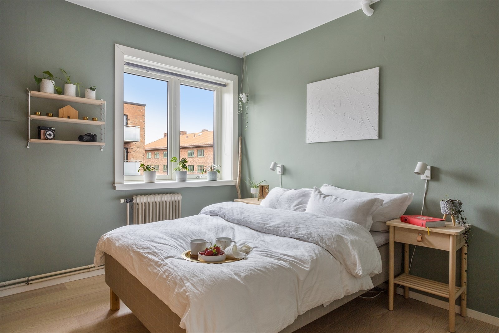 Leiligheten har et romslig og flott soverom med god plass til dobbeltseng og nattbord på begge sider. Galleribilde