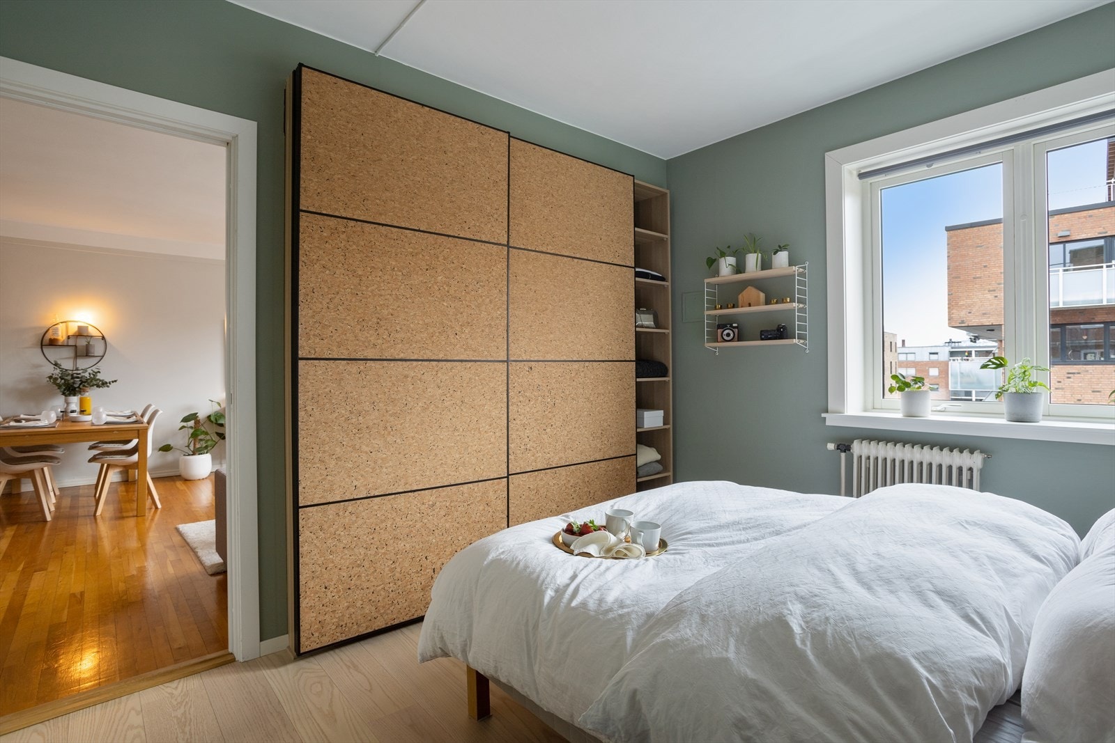 I tillegg har soverommet ytterligere lagringsmuligheter i en stor og praktisk skyvedørsgarderobe. Galleribilde