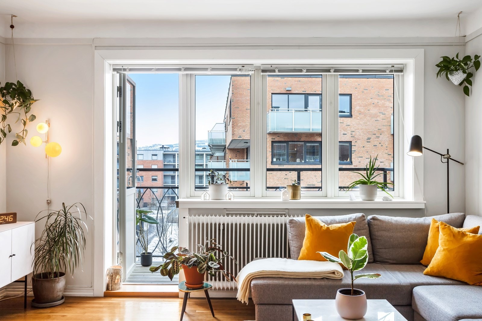 Dette er en lys og flott 2-roms andelsleilighet beliggende i byggets 4. etasje. Her bor du i en stille og rolig sidegate uten mye gjennomgangstrafikk. Galleribilde