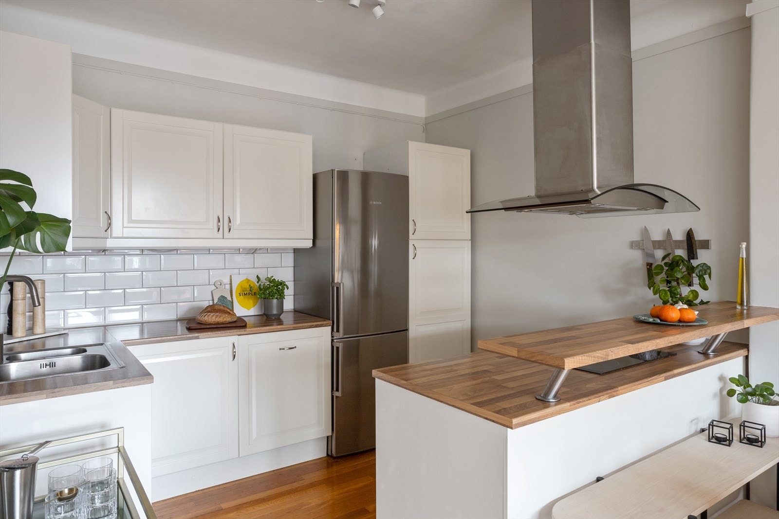 Innredningen er tidløst og lekkert med profilerte fronter av lys utførelse. Galleribilde