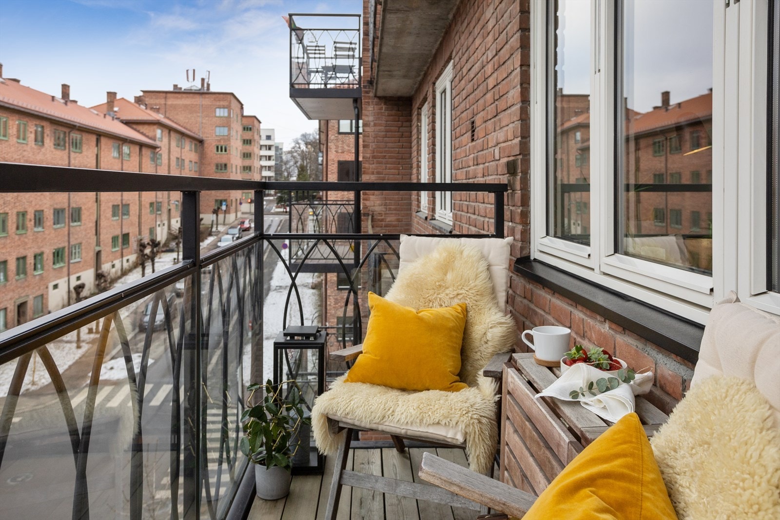 Balkongen blir en forlengelse av stuen på varme og solfylte sommerdager. Galleribilde