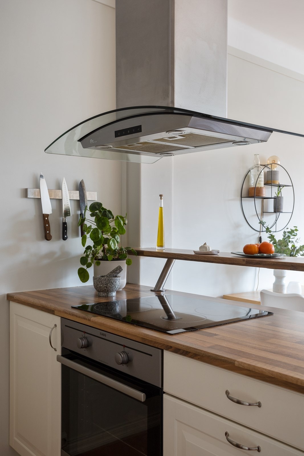 Med handelen følger hvitevarer som induksjonsplate, stekeovn, oppvaskmaskin og kjøl/frys. Galleribilde