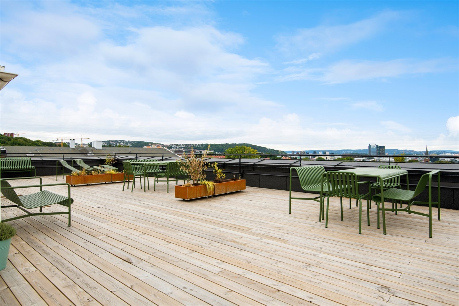 Felles takterrasse som kan benyttes av beboerne i borettslaget. Galleribilde