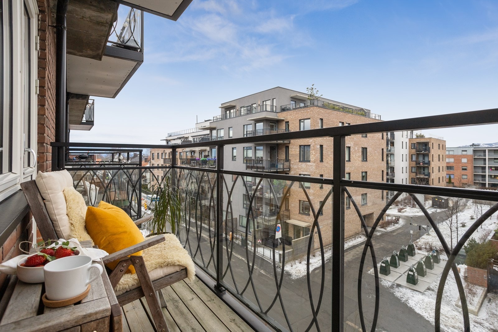 Balkongen er nordvestvendt og er på ca. 3,9 m². Fra balkongen har du et flott utsyn mot Rodeløkka. Galleribilde