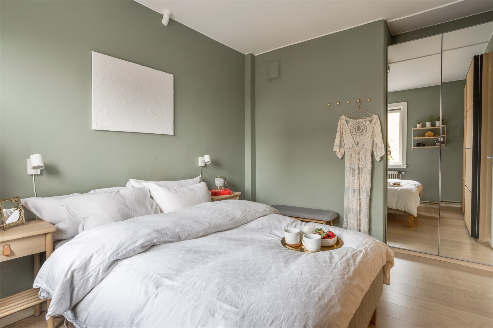 Det er rikelig med lagringsplass i stort garderobeskap med speilfronter. Galleribilde