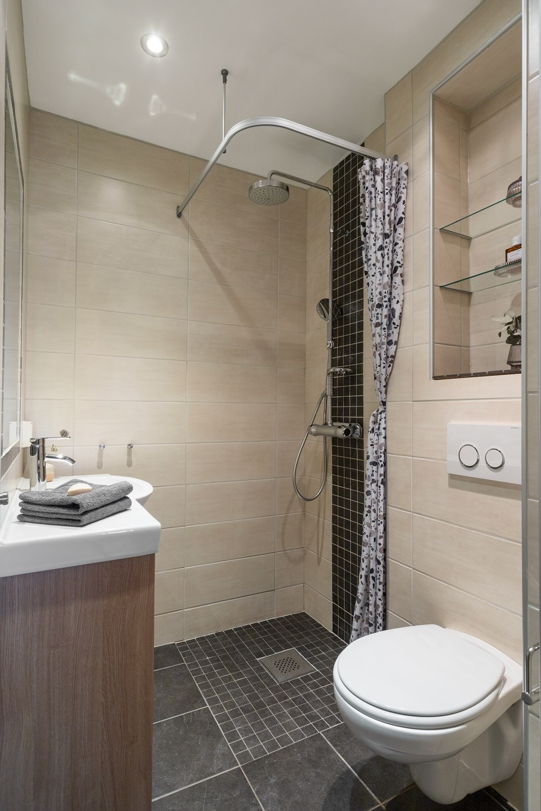 Flislagt baderom som i følge tidligere salgsoppgave er fra 2011. Galleribilde