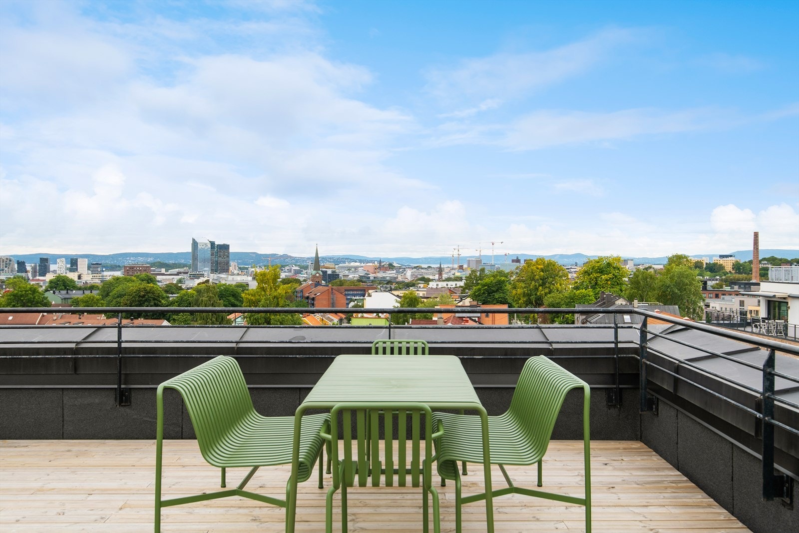 Det ble lagt nytt taktekke og dekke i 2021. I forbindelse med dette ble det også kjøpt inn nye utemøbler av borettslaget. Galleribilde