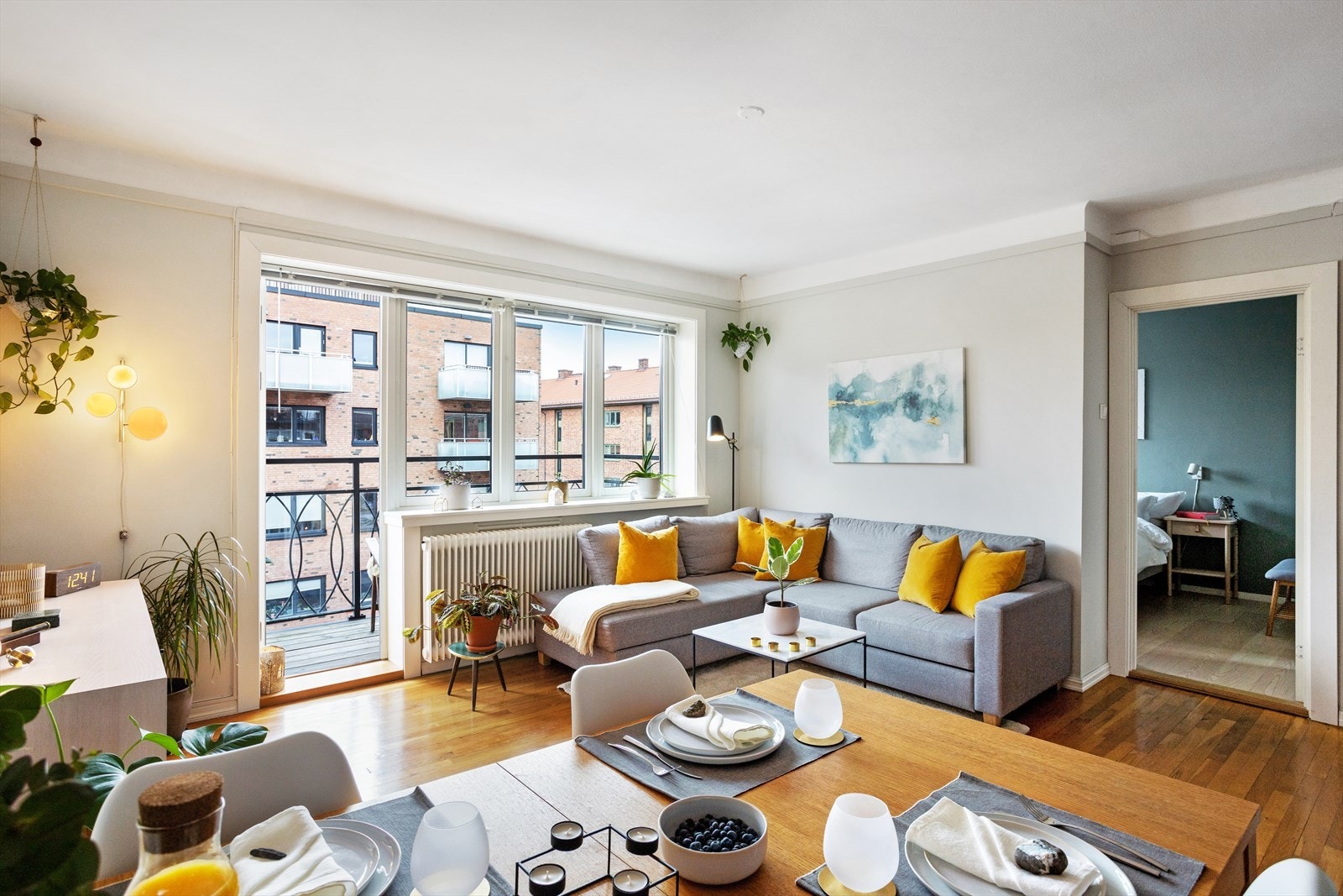 Stuen er av god størrelse og kan naturlig inndeles i soner. Galleribilde