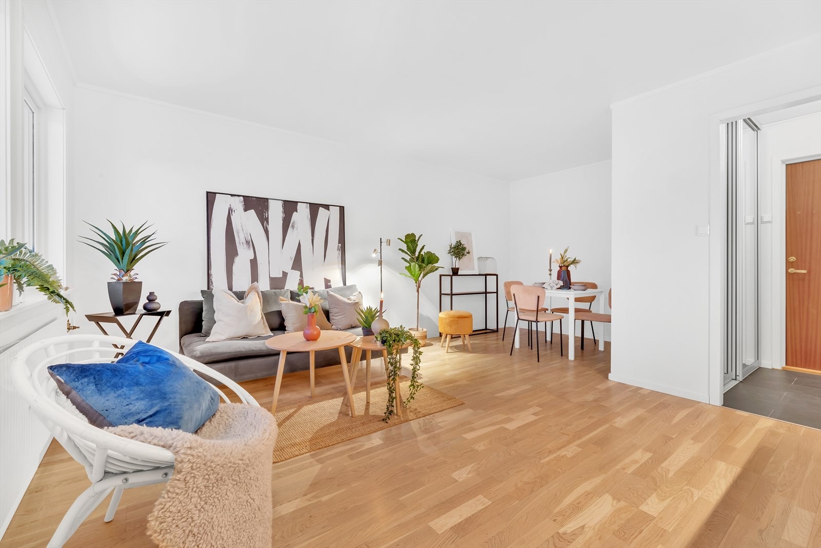 Med åpen løsning mot kjøkkenet er det plass til både sofagruppe og spisebord. Galleribilde