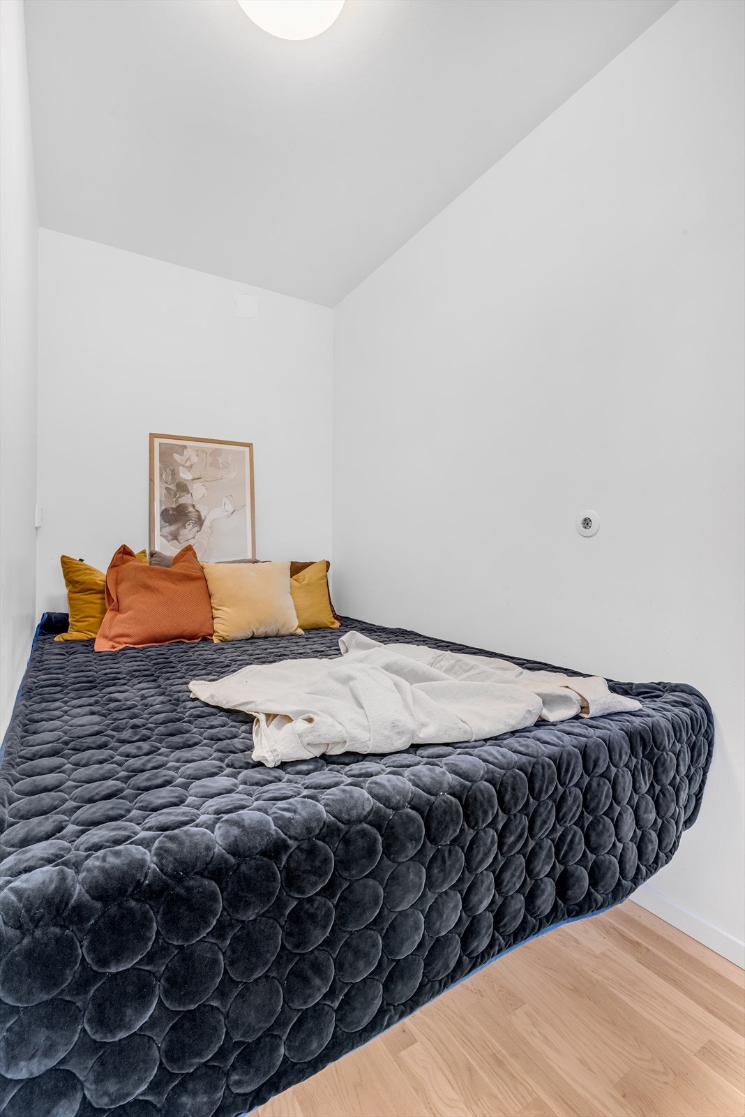 Sovealkove med plassbygget seng. Galleribilde