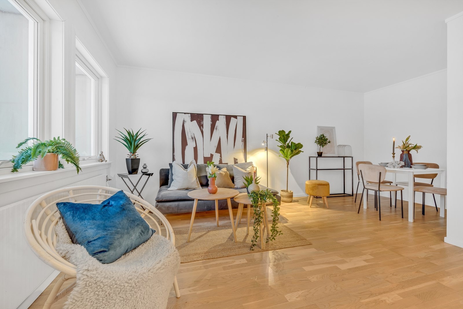 Overflatene er lysmalte og komplementert av slitesterk parkett på gulvene. Galleribilde