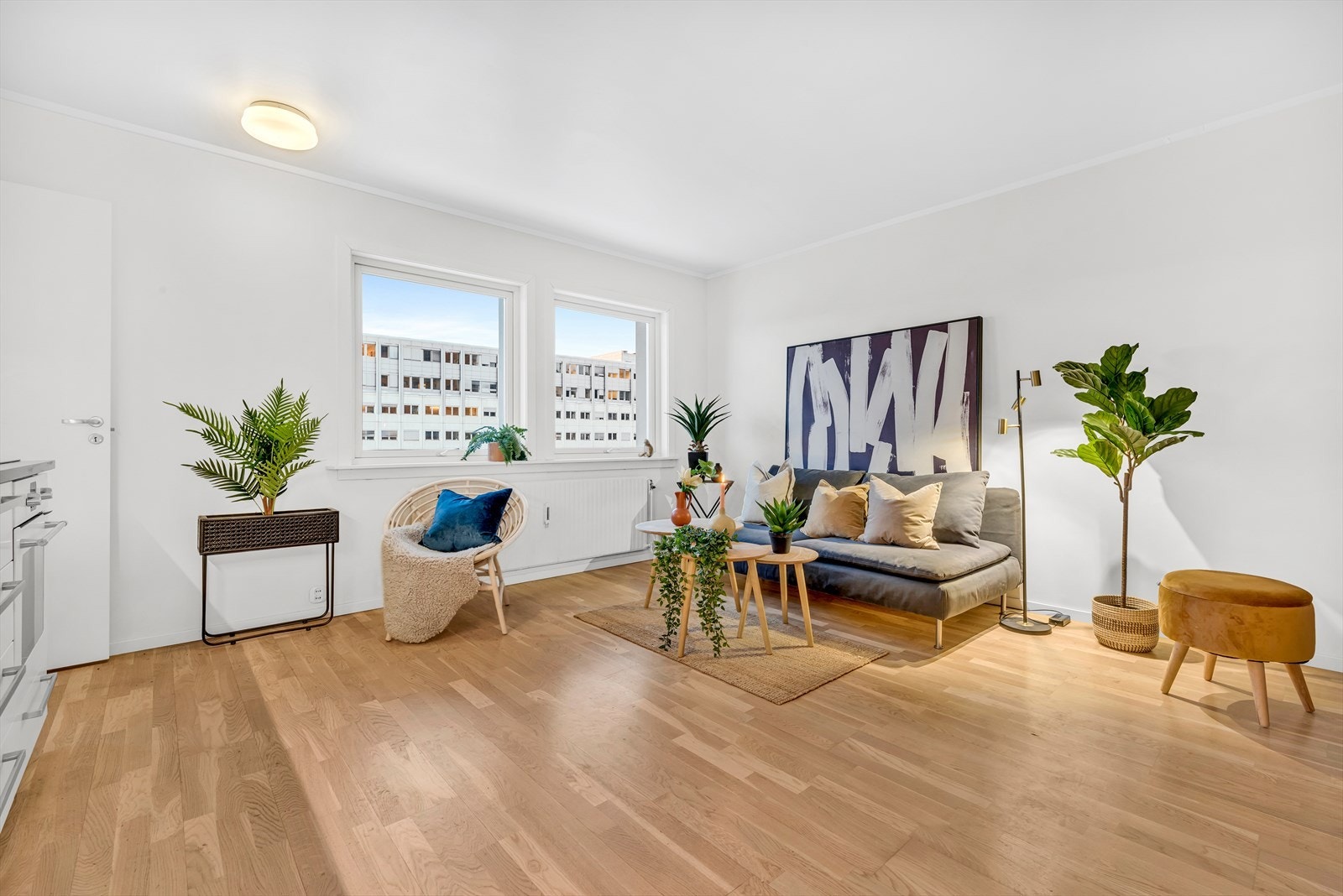 Det er åpen løsning mellom kjøkken og stue, hvilket bidrar til at leiligheten føles lys og luftig.. Galleribilde