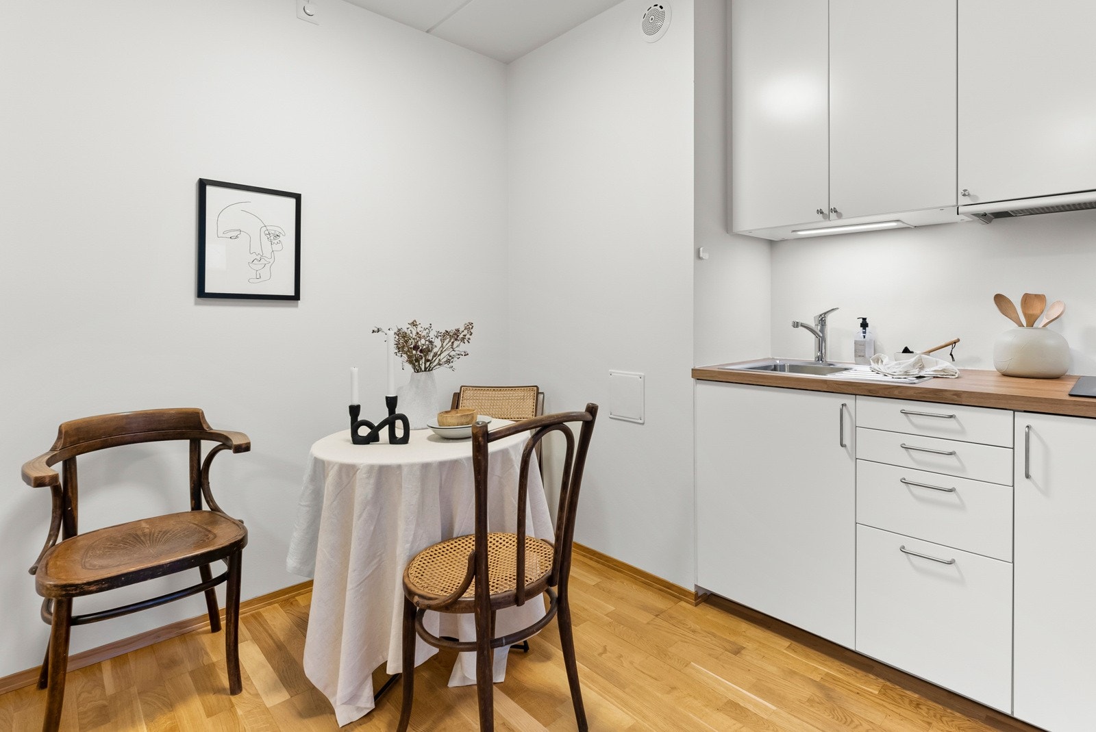 Kjøkkenet lar seg enkelt innrede med spisebord i tilknytning Galleribilde