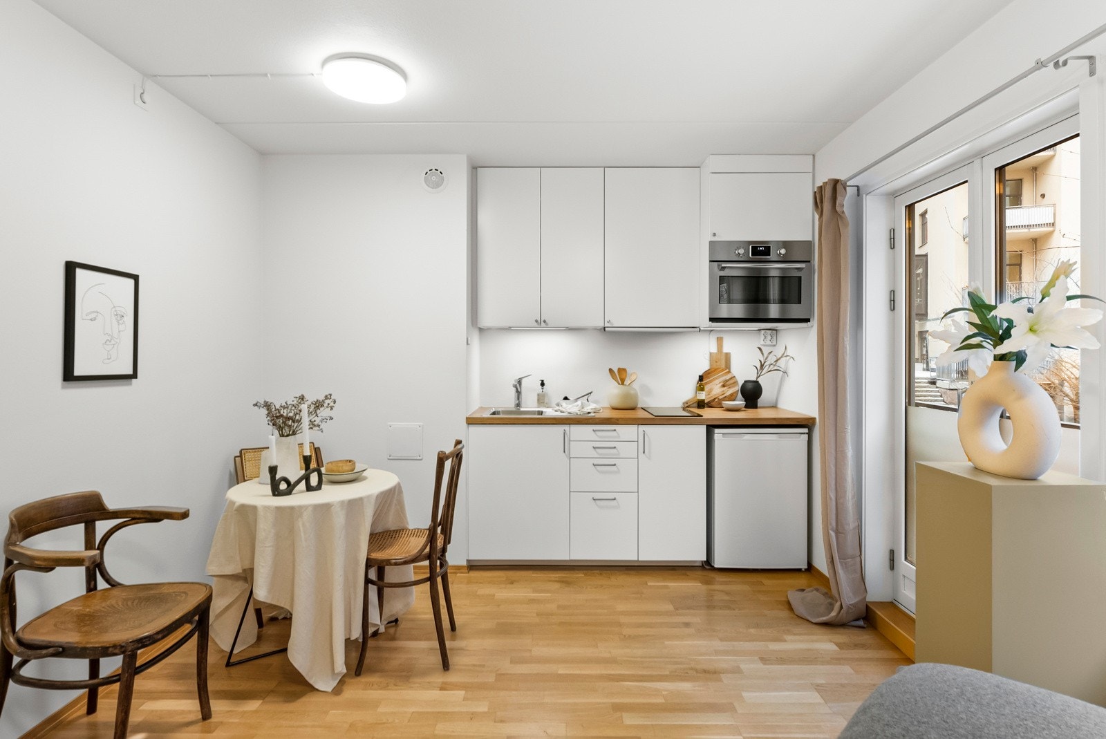 Moderne kjøkken fra 2021 med lyse glatte fronter Galleribilde