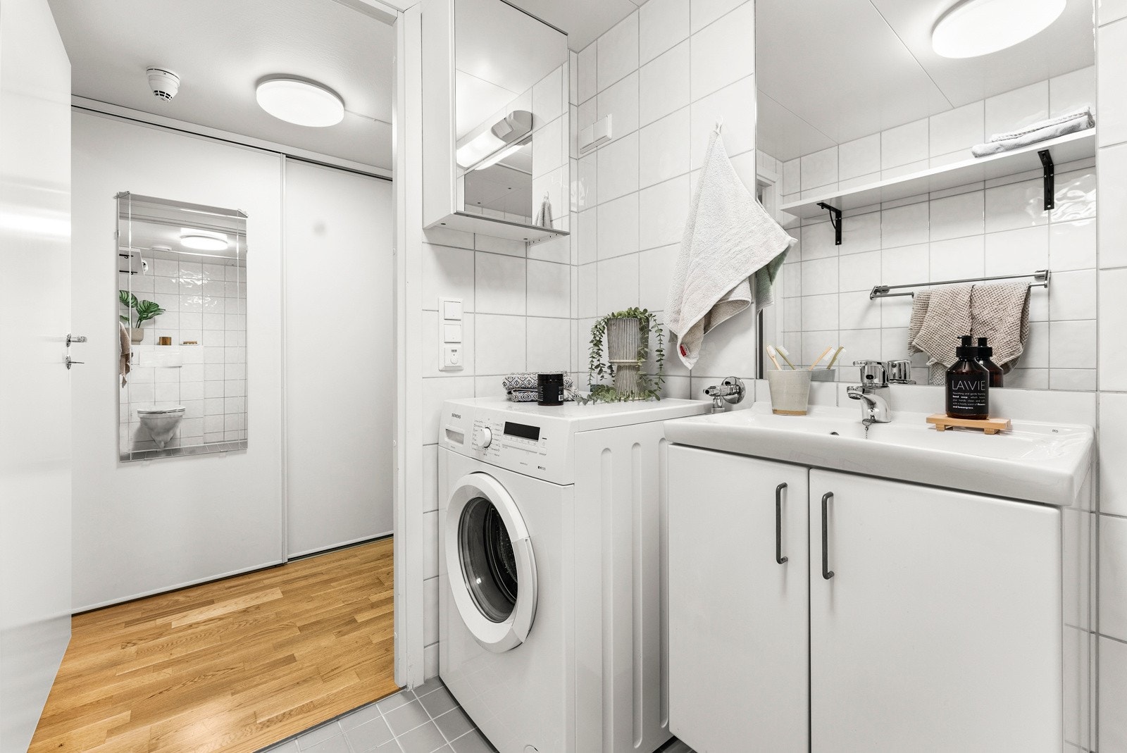 Oppbevaringsplass under servant og i speilskap Galleribilde