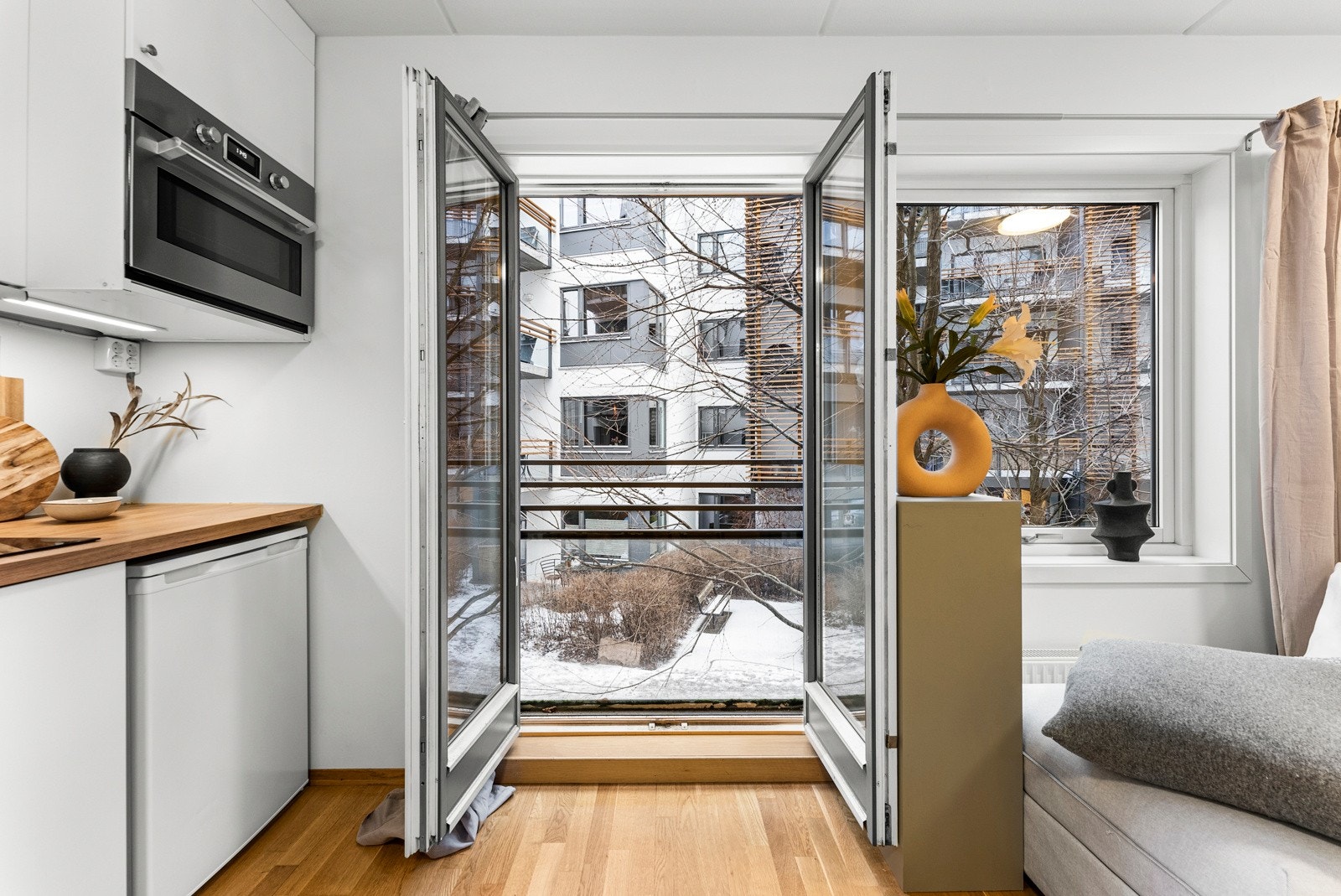 Store vindusflater gir mye naturlig lys Galleribilde