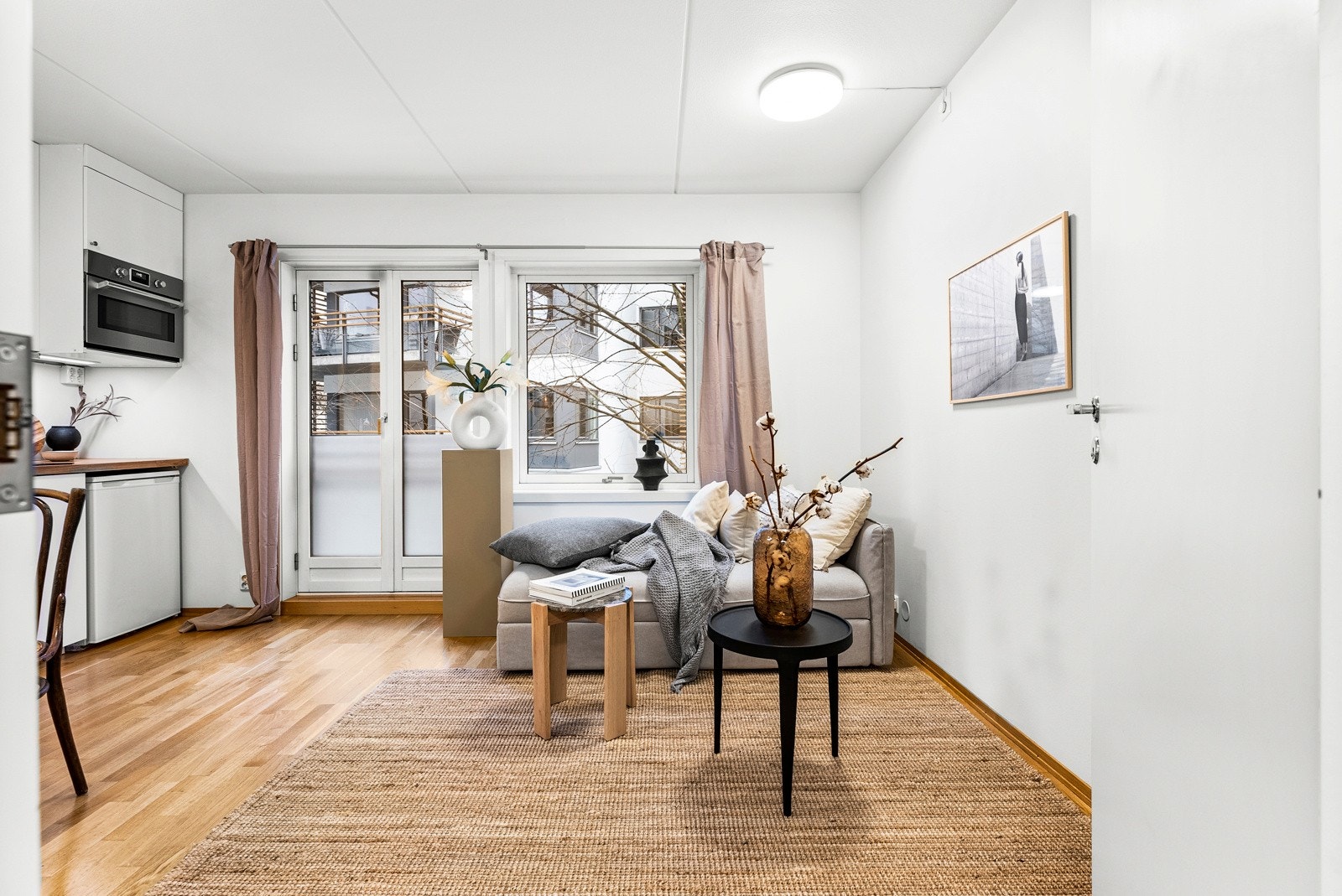 Lys og pen 1-roms med gode vindusflater og fransk balkong Galleribilde