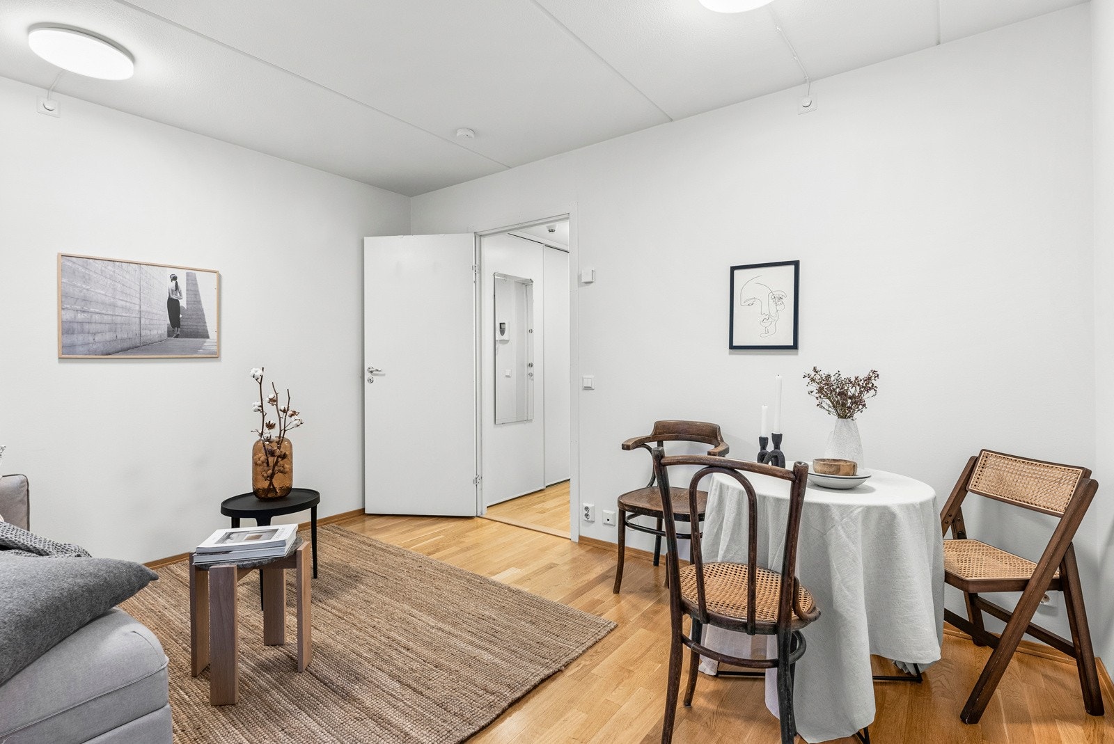 Moderne gård fra 2005 med heis, god lydisolering og takterrasse mm. Det er også et underliggende garasjeanlegg det det jevnlig er mulighet for kjøp/leie av p-plass. Galleribilde