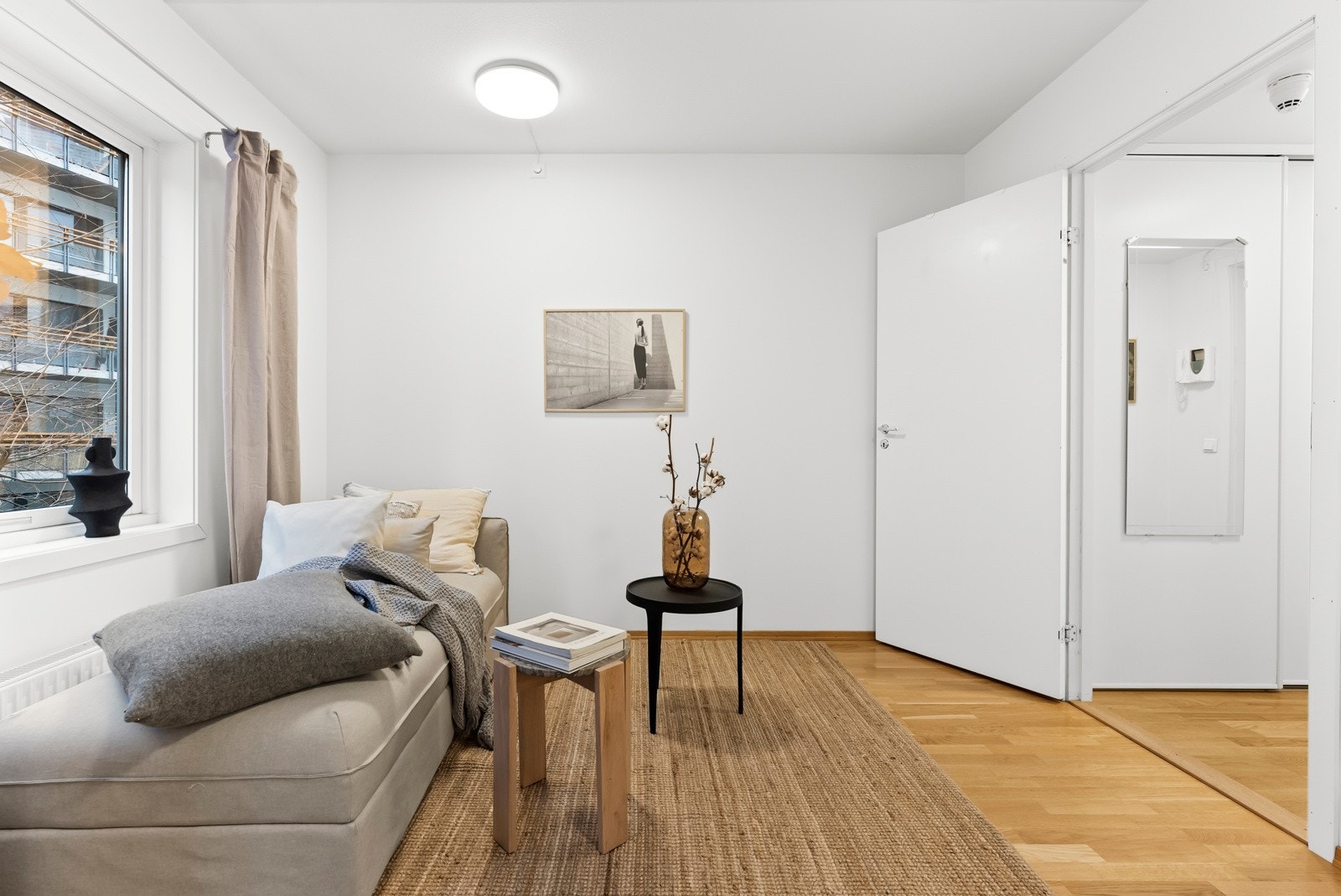 Stuen er enkel å møblere Galleribilde