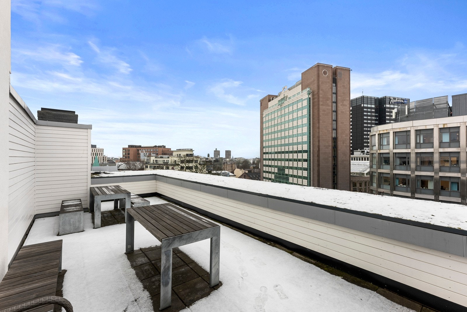 Herlig felles takterrasse med åpent og luftig utsyn. På sommerstid har takterrassen virkelig flotte solforhold nærmest hele dagen! Galleribilde